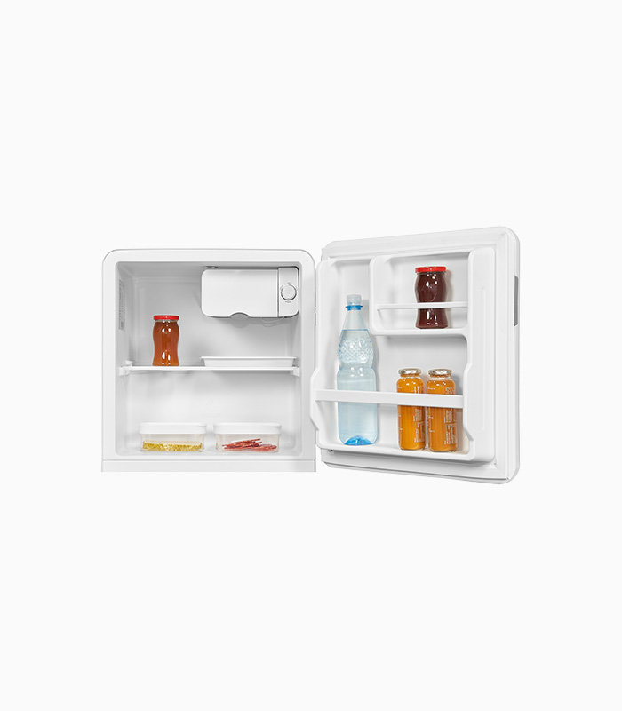Ein kleiner weißer Kühlschrank mit offener Tür, gefüllt mit Essen und Getränken.