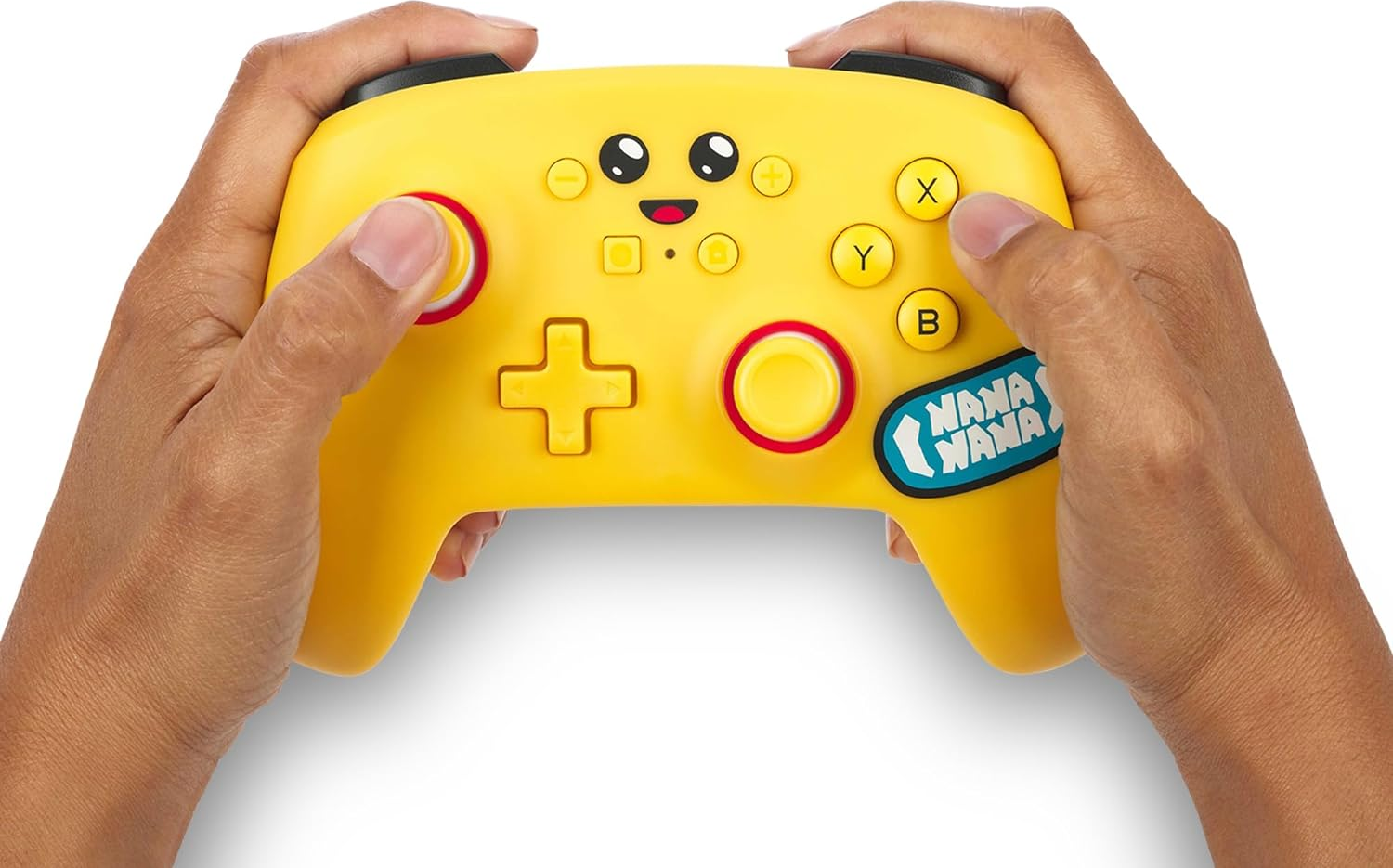 Mains tenant une manette jaune avec des boutons et un visage souriant.