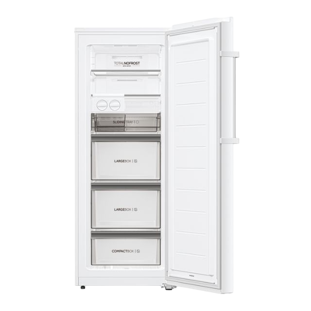 Ein weißer Kühlschrank mit offener Tür, die Regale und Schubladen zur Aufbewahrung von Lebensmitteln zeigt.