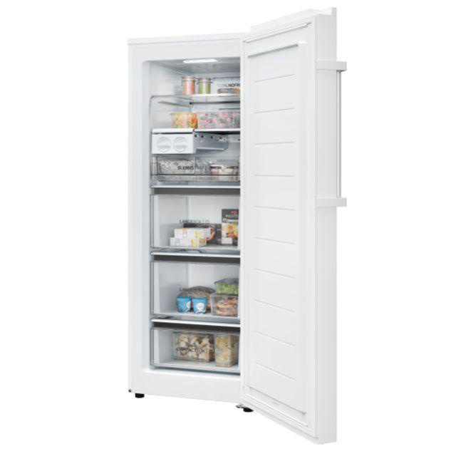 Weißer Kühlschrank mit offener Tür, Regale, Schubladen und Lebensmittel. Weißer Hintergrund.
