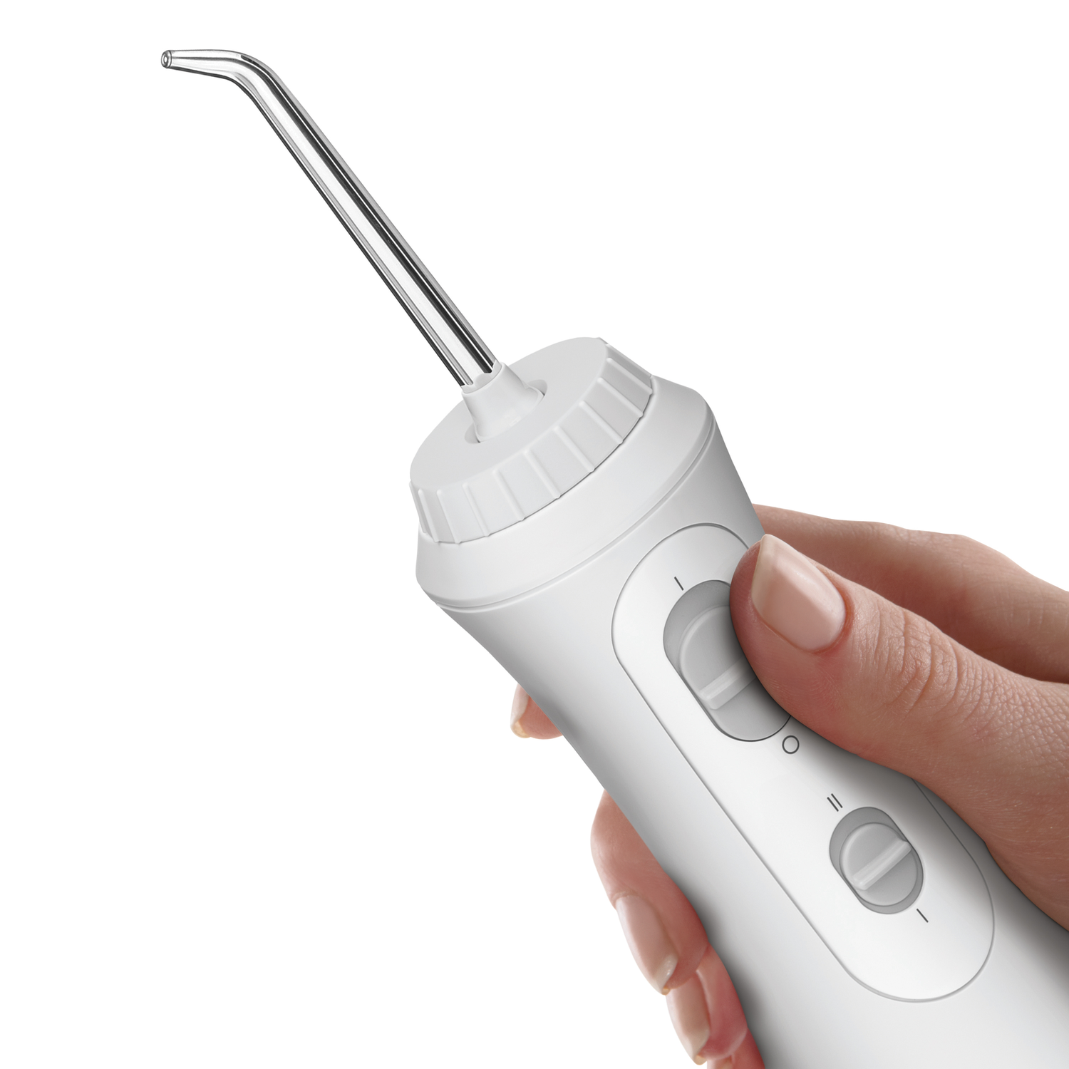 Een hand die een witte waterflosser met een zilveren punt vasthoudt.