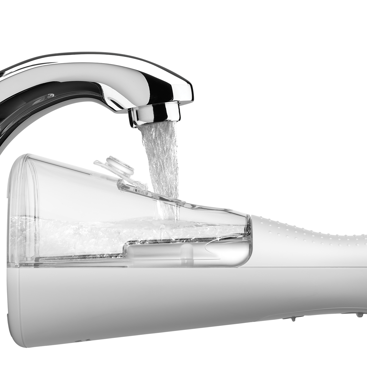 Water dat in een witte monddouche giet vanuit een chromen kraan.