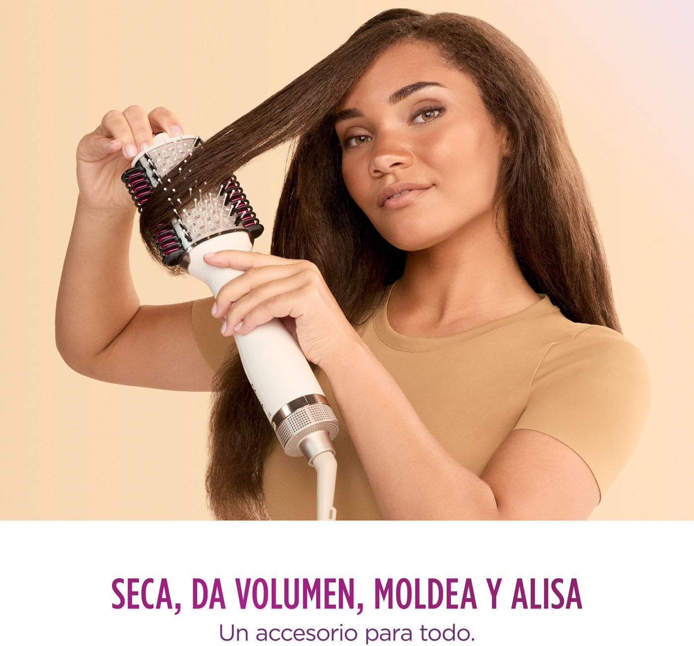 Mujer peinando su cabello con un cepillo redondo. El texto dice 'SECA, DA VOLUMEN, MOLDEA Y ALISA'.