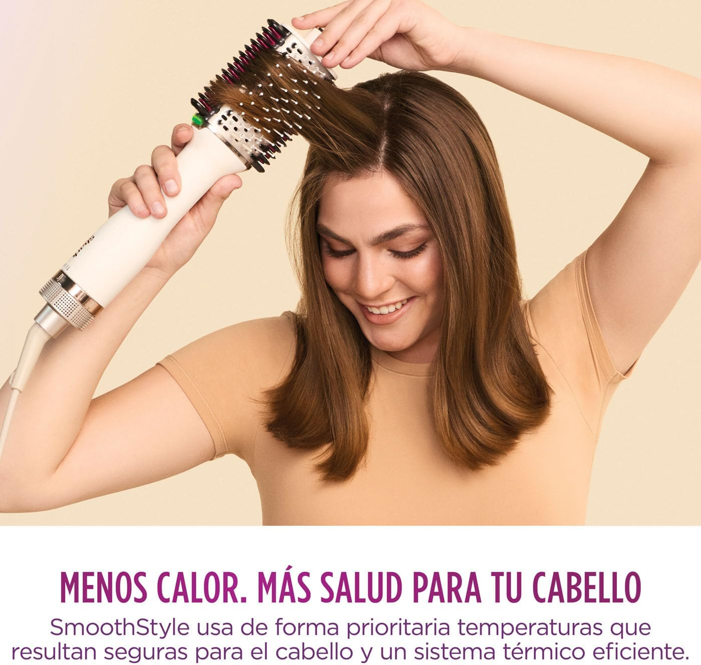 Mujer peinando el cabello con un cepillo. Texto en la parte inferior. Fondo beige.