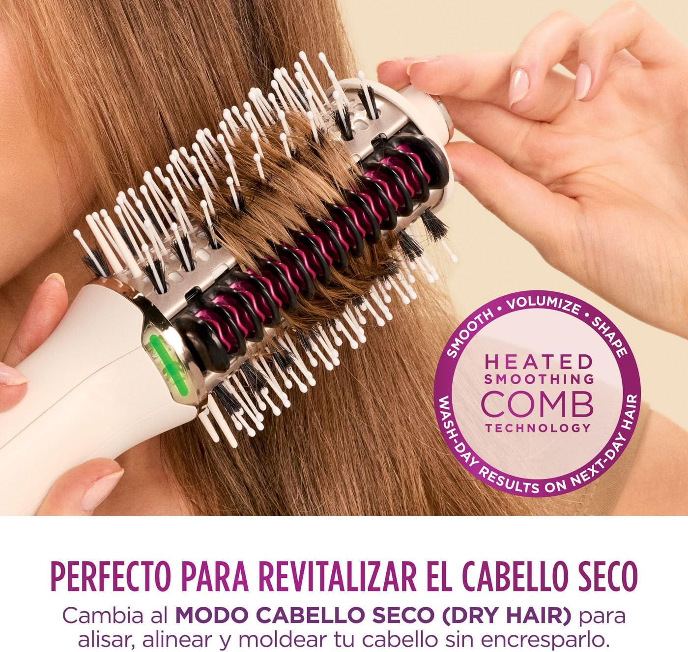 Una mujer usando un cepillo para el cabello. Texto al lado.