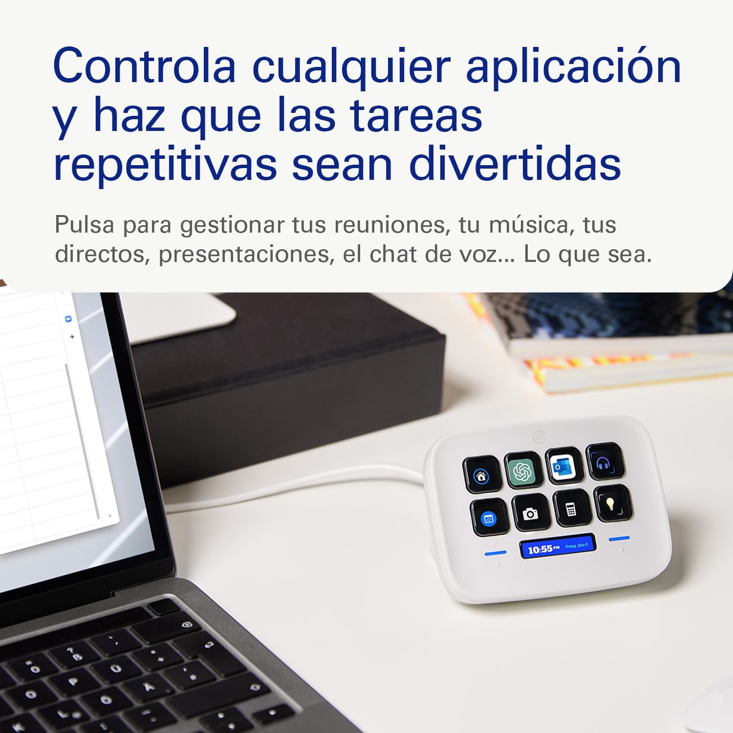 Un panel Stream Deck blanco en un escritorio con una laptop y libros. Texto en español.