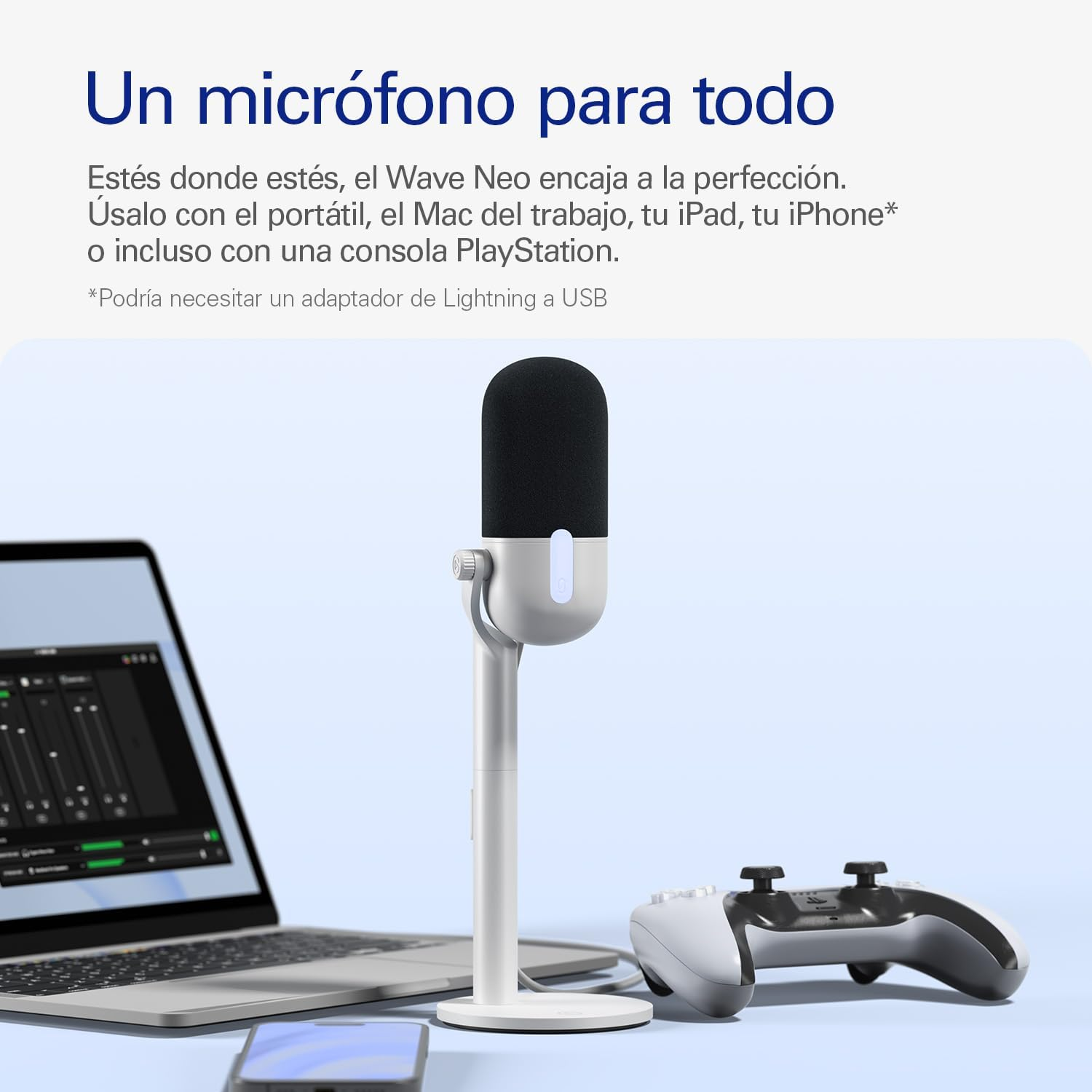 Un micrófono en un soporte con una computadora portátil y un controlador de juegos.