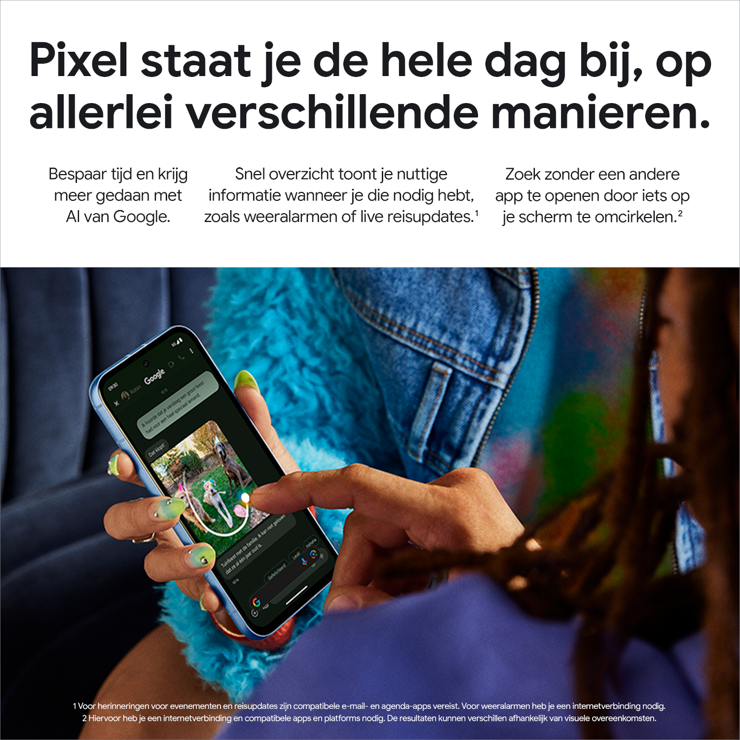 Persoon gebruikt blauwe telefoon, toont scherm met afbeeldingen en tekst, met tekst eroverheen.