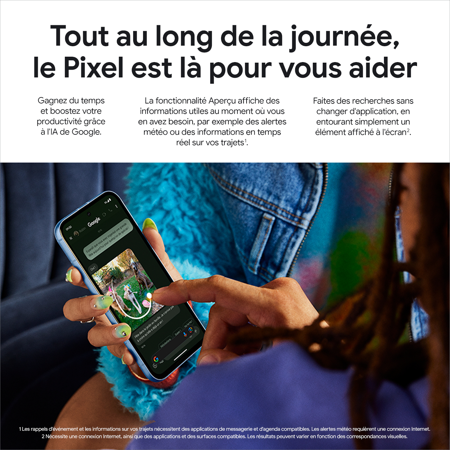 Personne utilisant un téléphone bleu. Le téléphone affiche une image et des résultats de recherche Google.