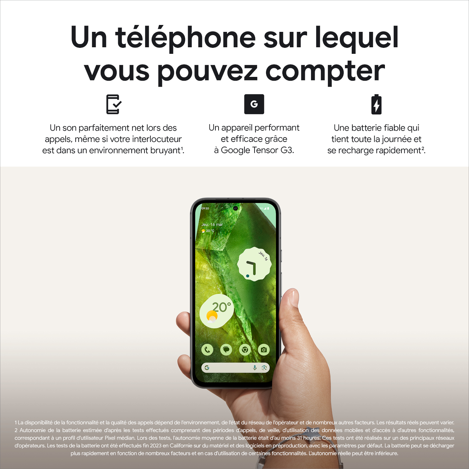 Une main tenant un téléphone affichant une application. Un haut-parleur blanc en bas.