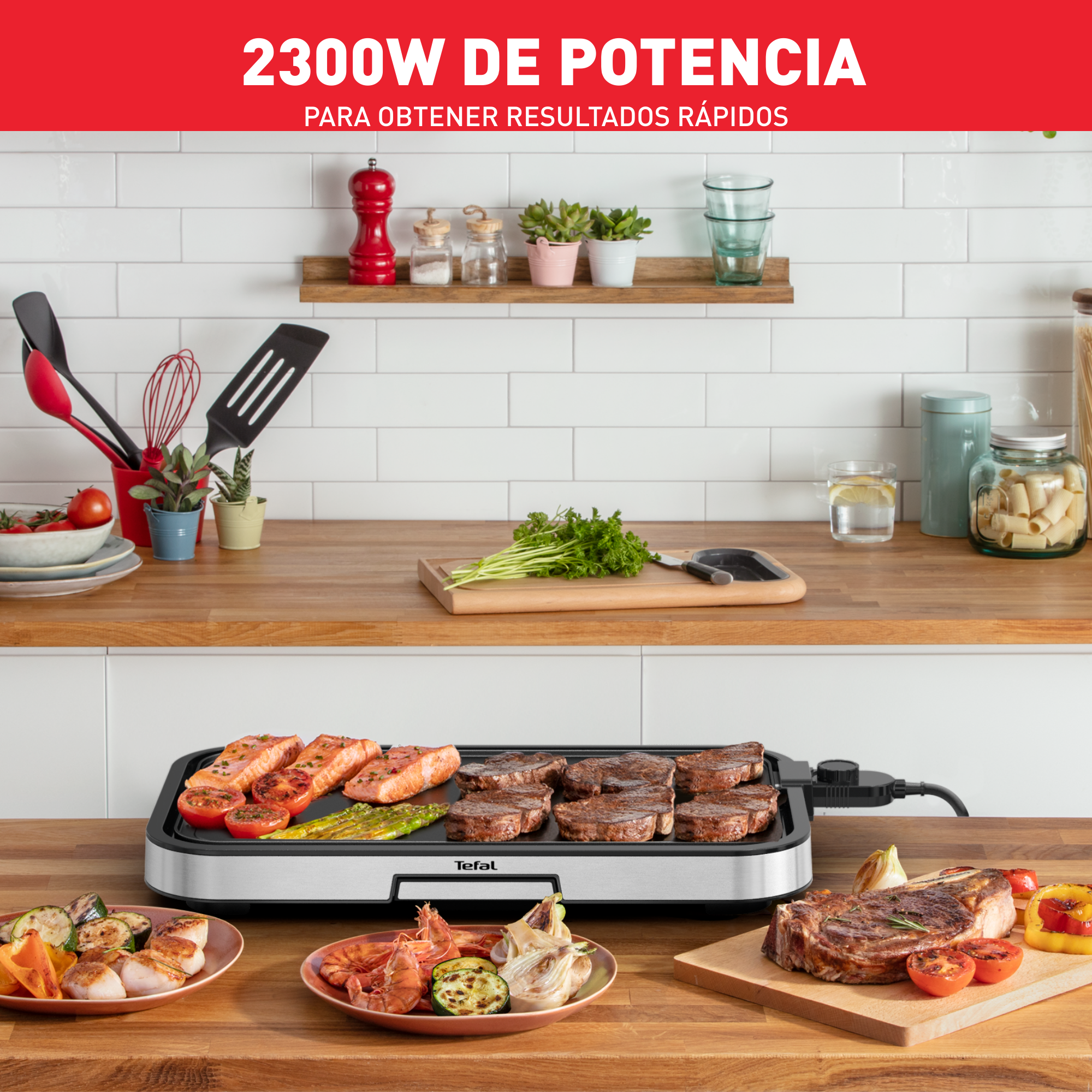 Comida a la parrilla en una plancha, con platos de acompañamiento. Superficie de madera y utensilios.