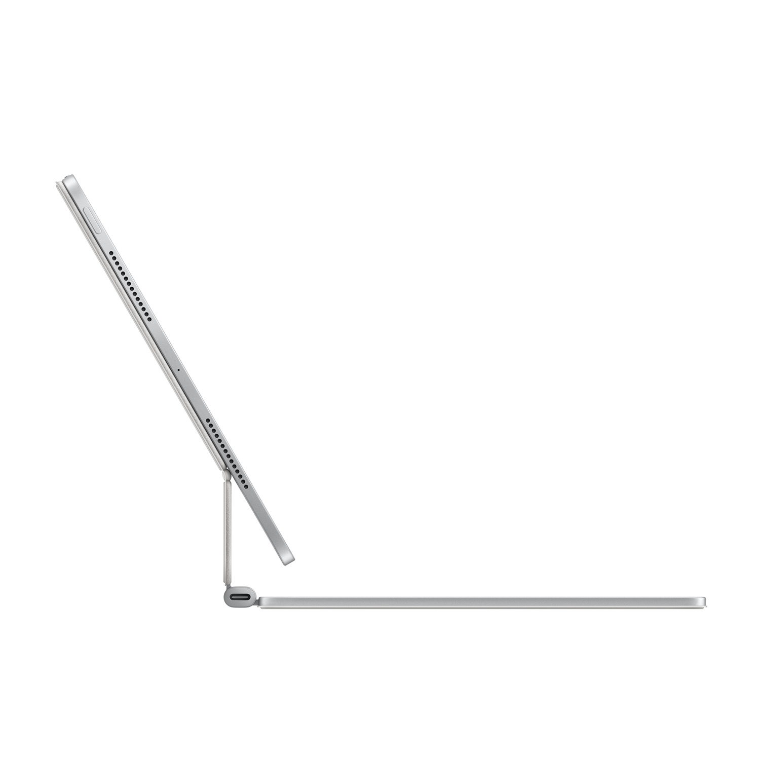 iPad argento con tastiera collegata, vista laterale. Schermo angolato. Sfondo bianco.