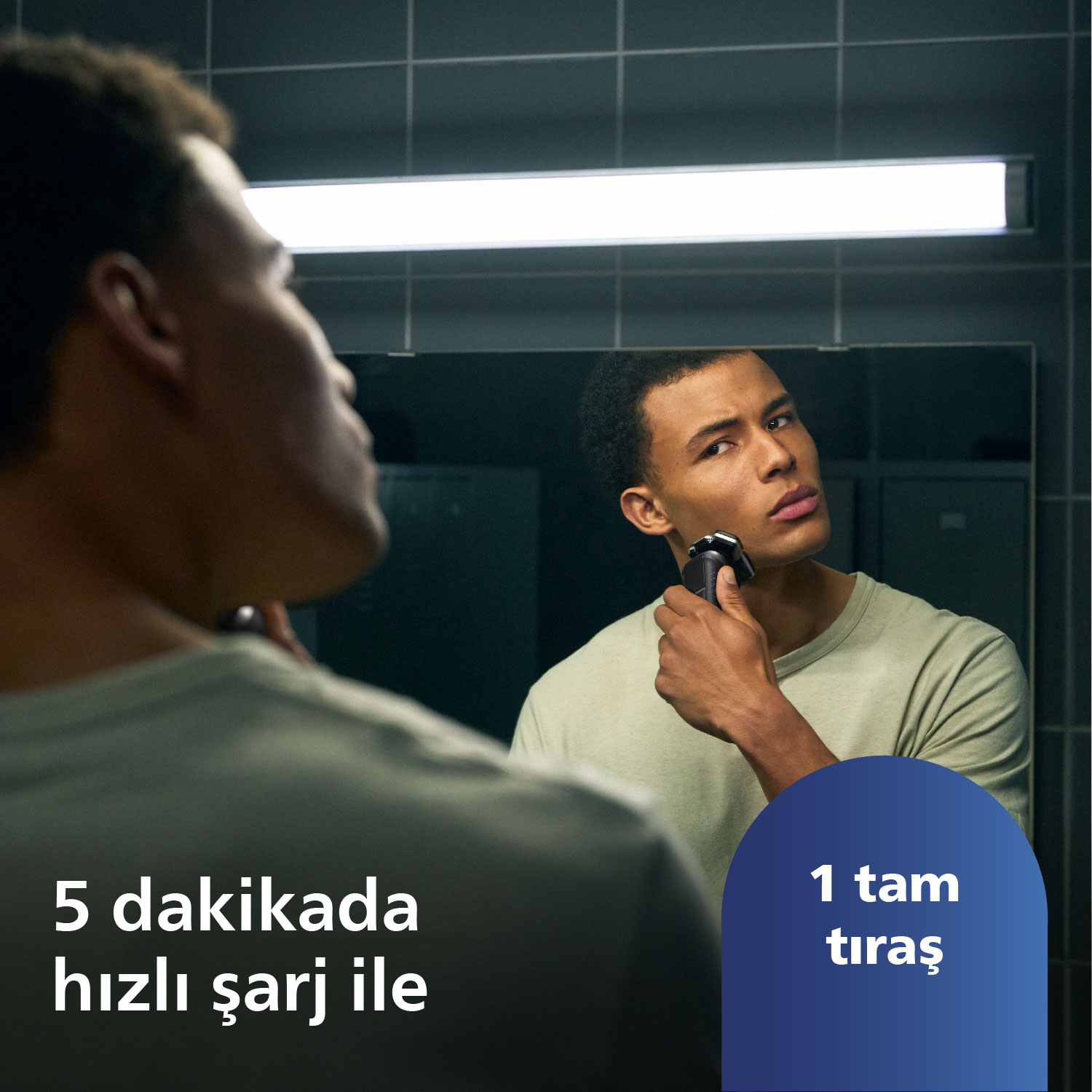 Adam, aynanın önünde elektrikli tıraş makinesiyle tıraş oluyor. Metin: '5 dakikada hızlı şarj' ve '1 tam tıraş'.
