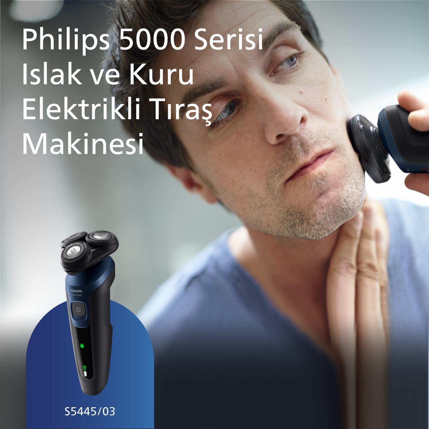Adam, Philips elektrikli tıraş makinesi ile tıraş oluyor. Tıraş makinesinin ve adamın yüzünün yakın çekimi.