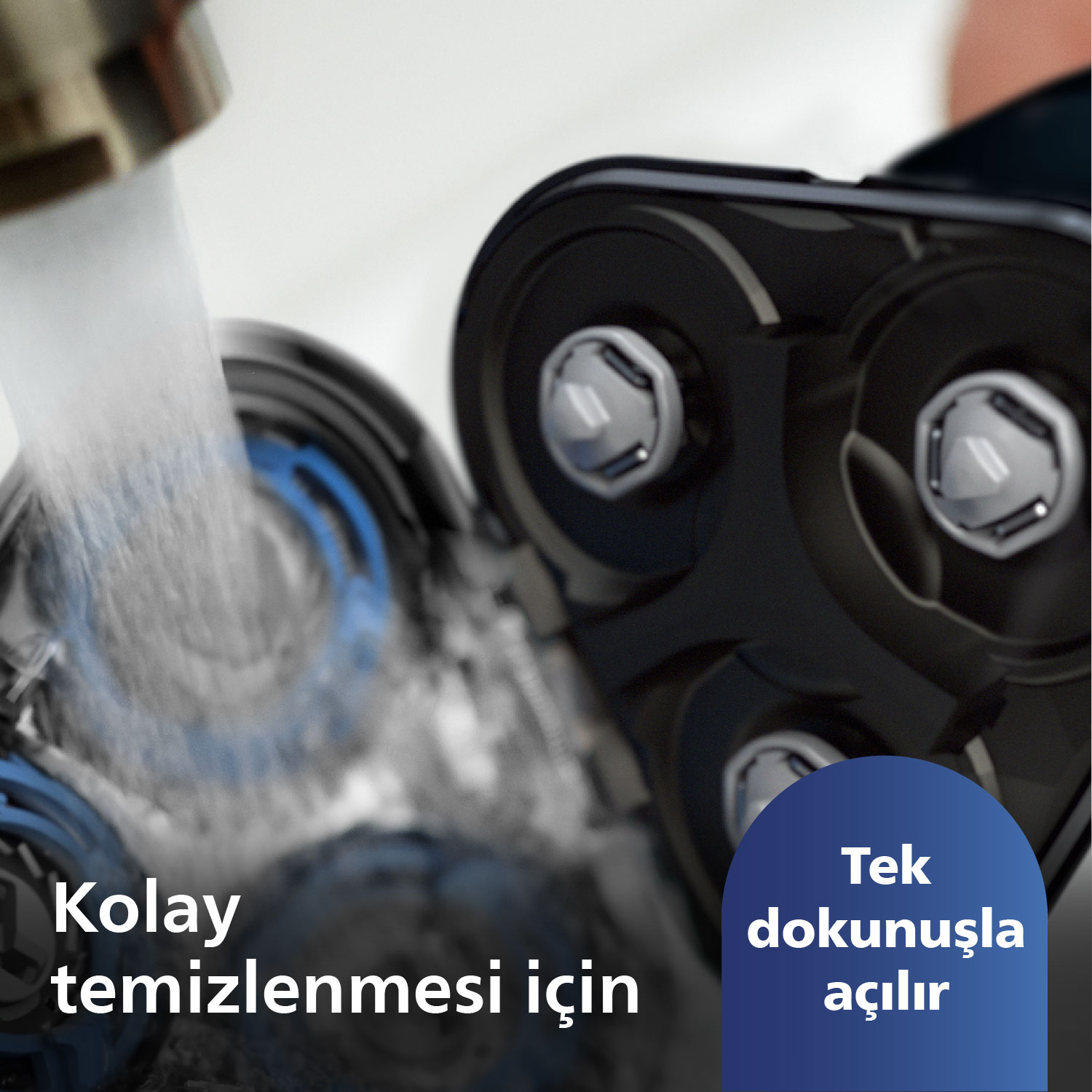 Elektrikli tıraş makinesi su ile temizleniyor. Metin: 'Tek dokunuşla kolayca temizlenir'.