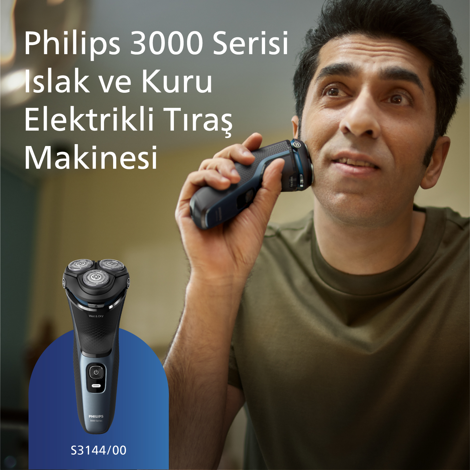 Adam elektrikli tıraş makinesiyle tıraş oluyor. Bir tıraş makinesi ön planda.