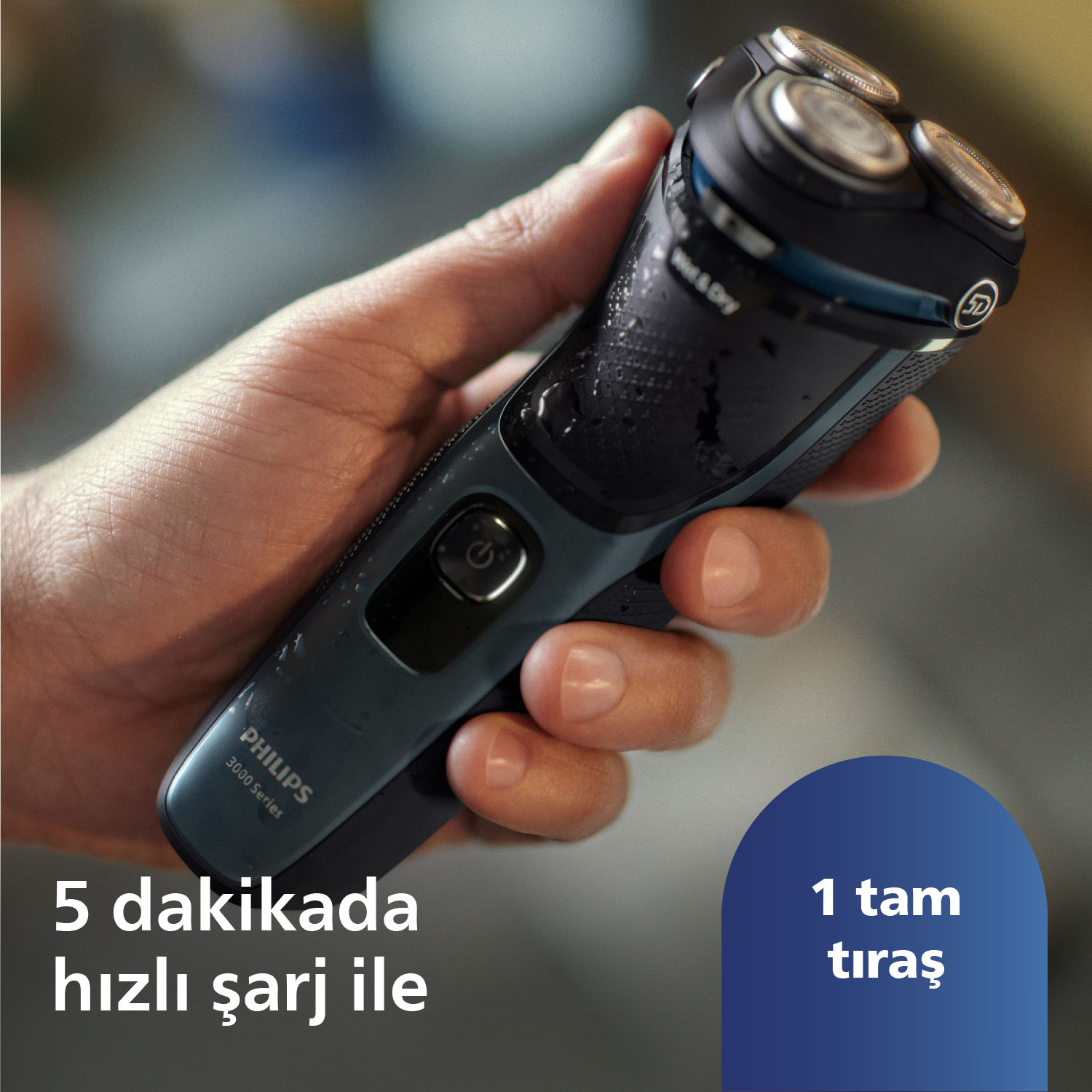 El, siyah ve mavi bir Philips tıraş makinesi tutuyor. Metin, tıraş için 5 dakika şarj olduğunu gösteriyor.
