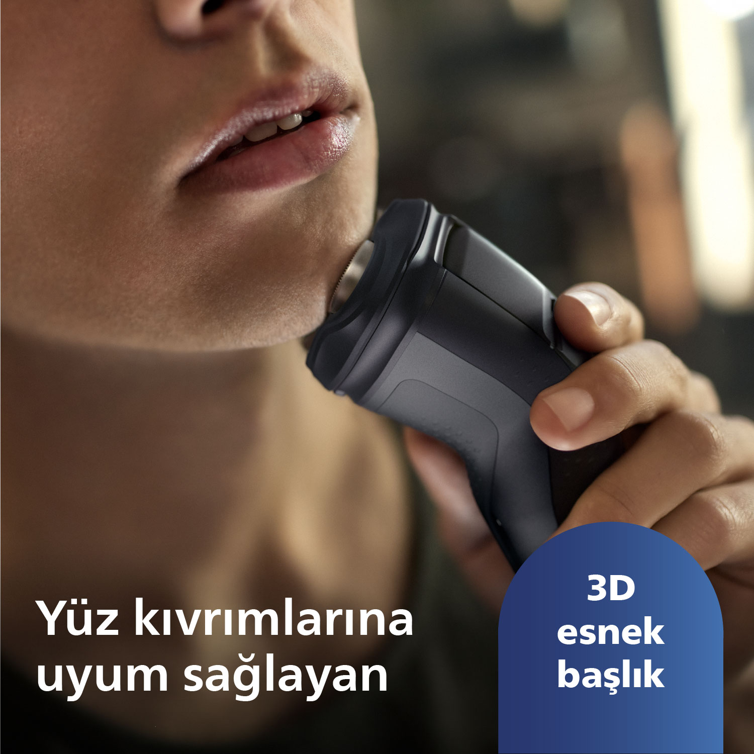 Siyah bir Philips tıraş makinesiyle yüzünü tıraş eden bir adam, yakın çekim.