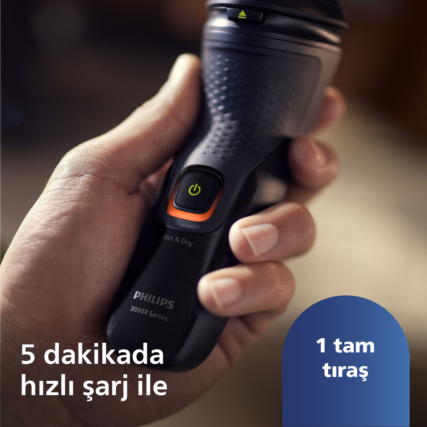 El, siyah bir Philips 3000X Serisi elektrikli tıraş makinesi tutuyor, hızlı şarj ve tıraş hakkında metin var.
