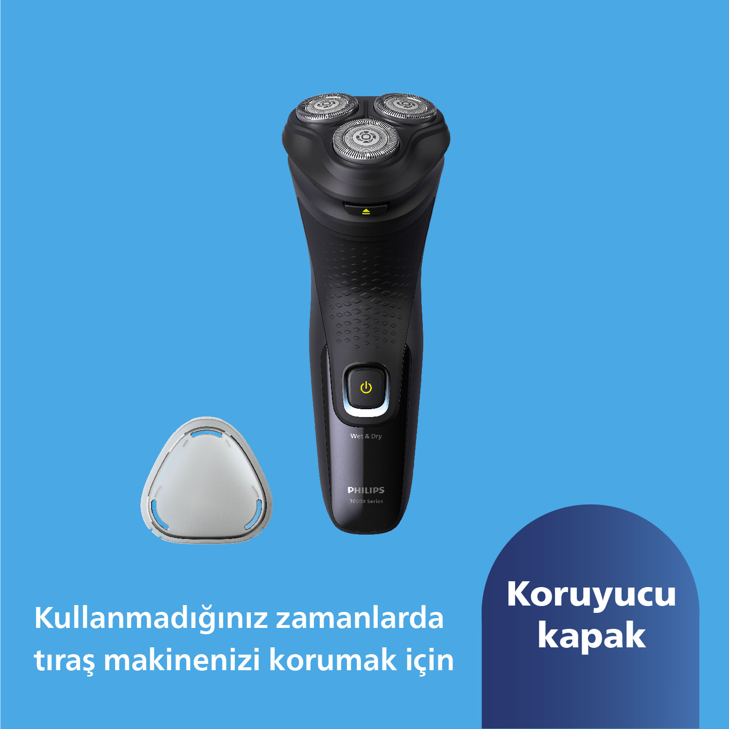 Mavi bir arka plan üzerinde koruyucu kapaklı siyah ve gümüş renkli bir elektrikli tıraş makinesi gösteriliyor.
