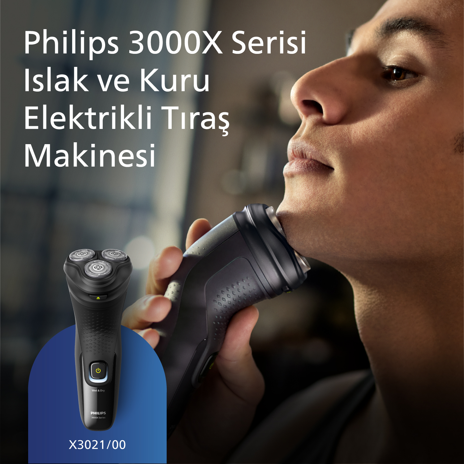Philips elektrikli tıraş makinesiyle tıraş olan adam. Tıraş makinesi sol alt köşede.