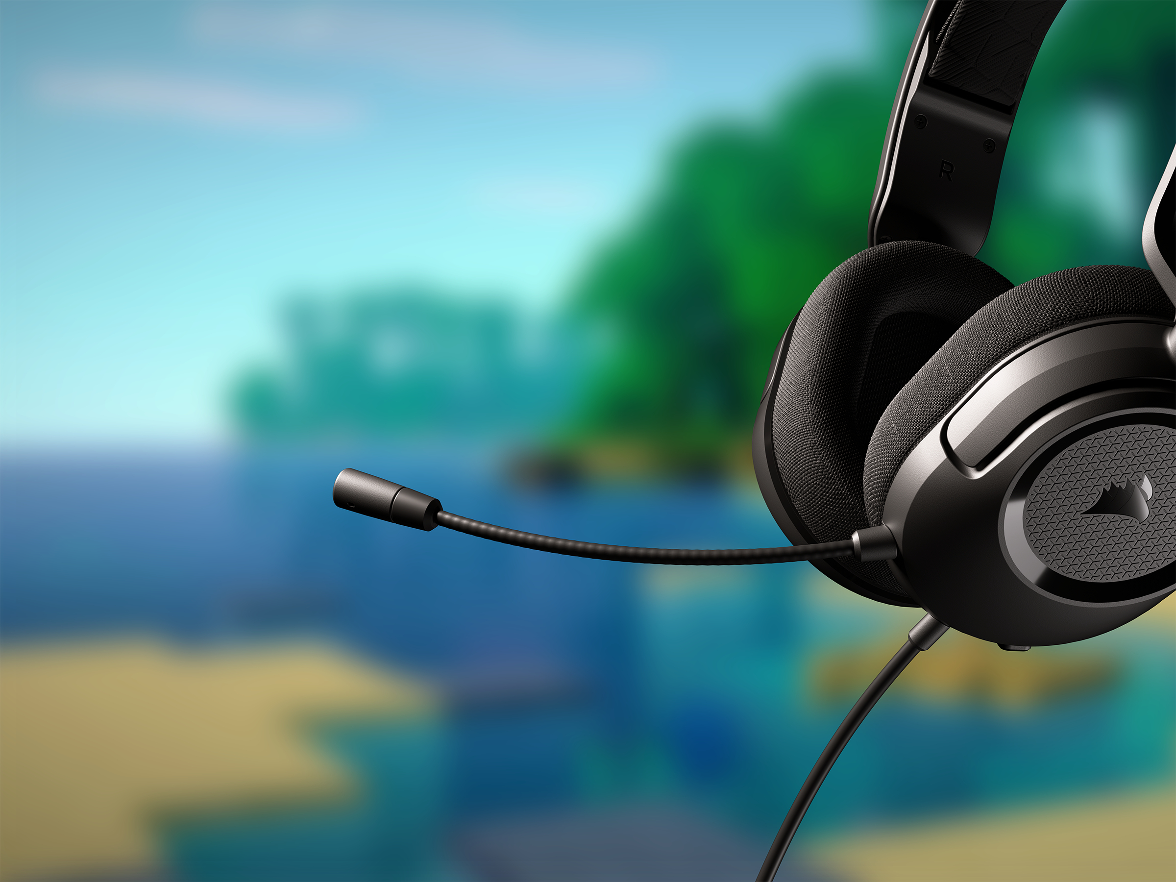Schwarzes Headset mit Mikrofon, mit verschwommenem Strandhintergrund.
