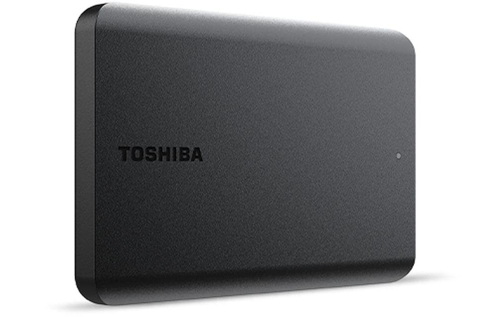 Un disque dur externe Toshiba noir sur fond blanc.
