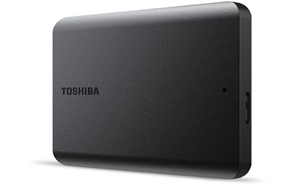 Un disque dur externe Toshiba noir sur fond blanc.