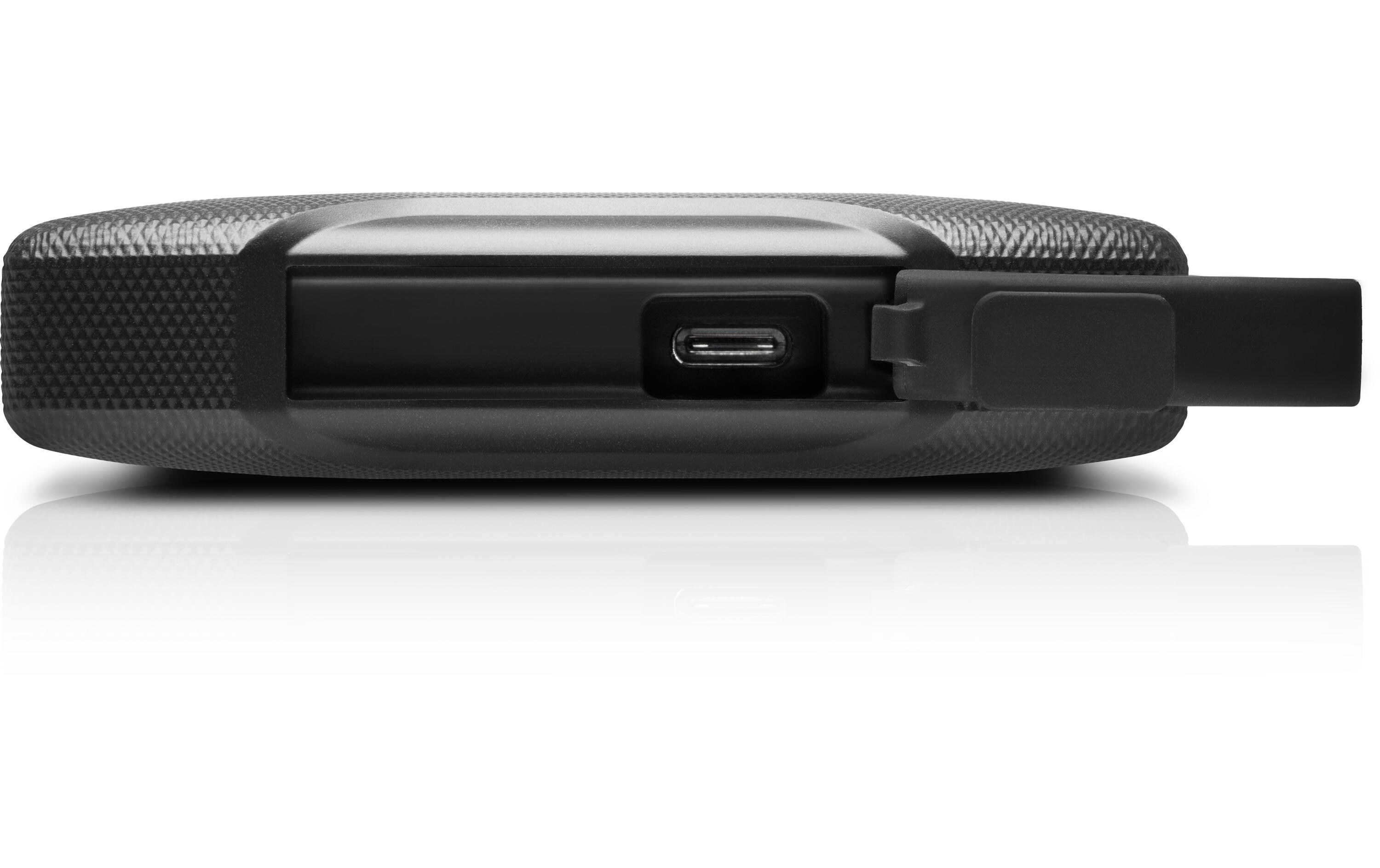 Un primo piano di un disco rigido esterno nero, con una porta USB-C visibile.