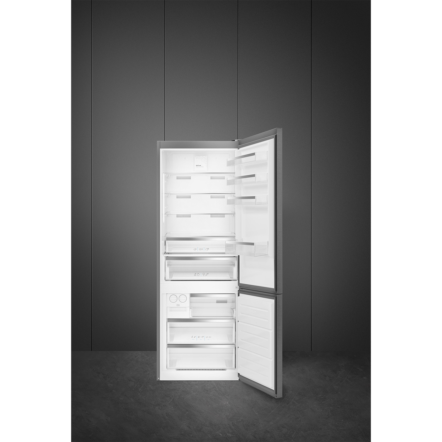 Frigorifero aperto con diversi ripiani, cassetti e interno bianco. La porta è aperta.