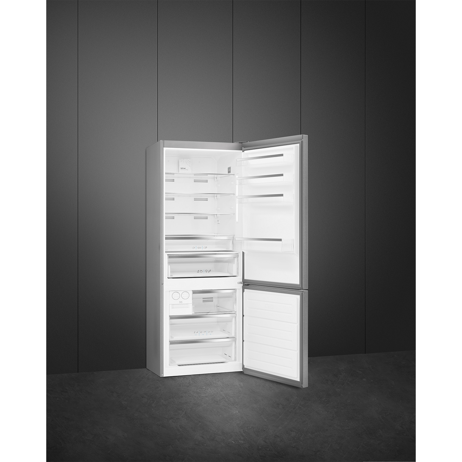 Un frigorifero bianco con la porta aperta, che mostra ripiani e cassetti.