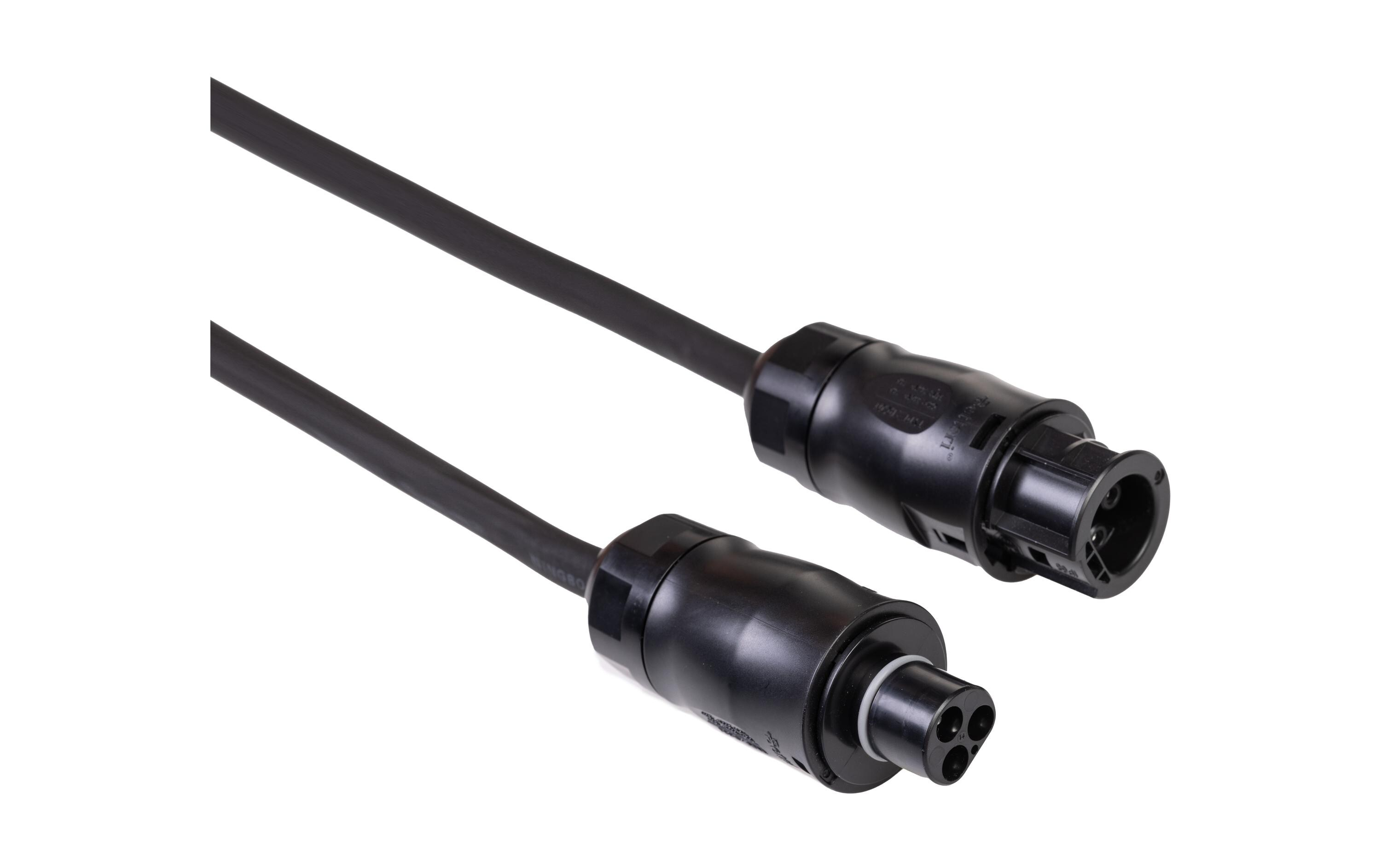 Zwei schwarze Kabel mit Anschlüssen. Weißer Hintergrund. Nahaufnahme.
