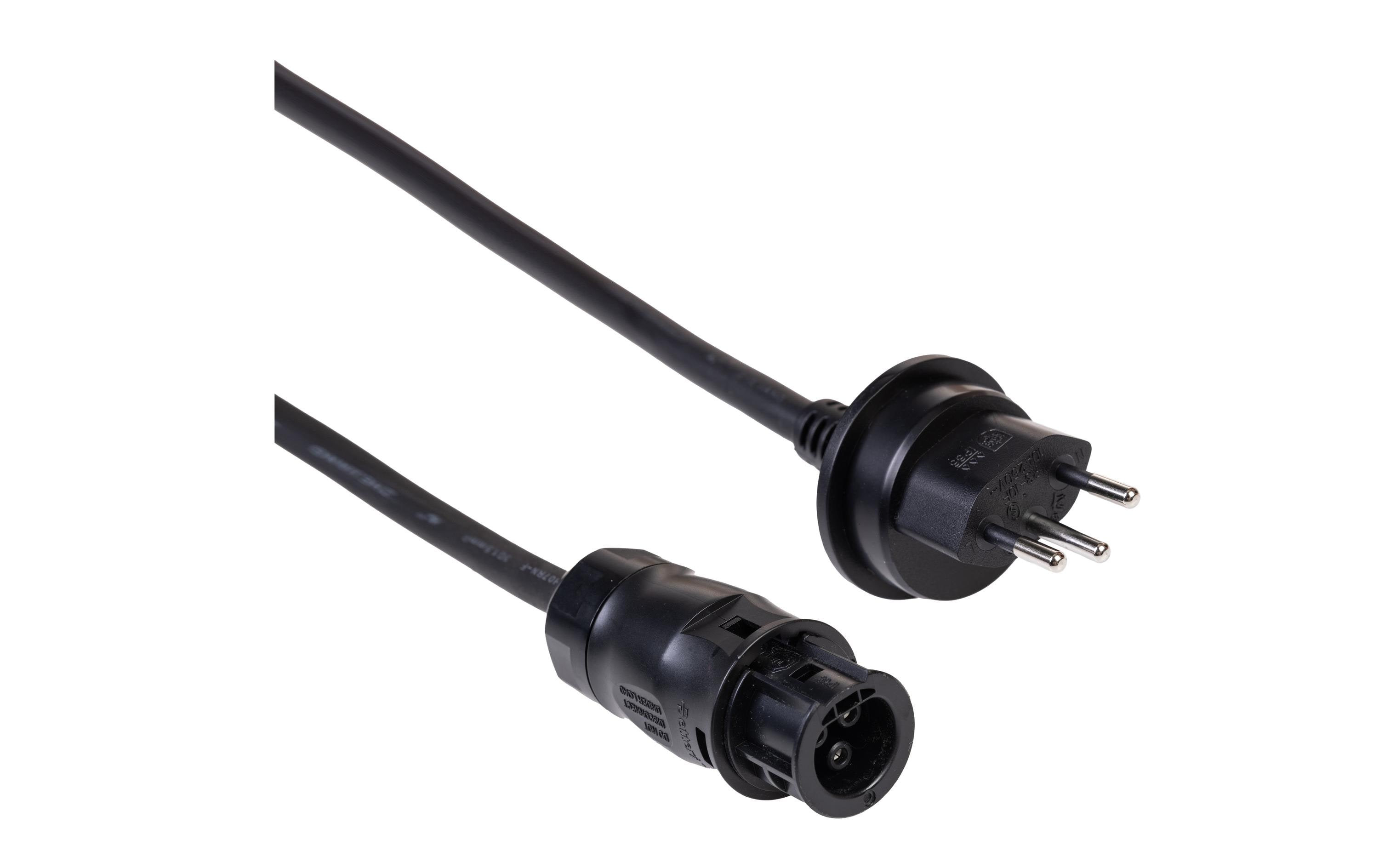 Schwarzes Stromkabel mit Stecker und Buchse, auf weißer Oberfläche.