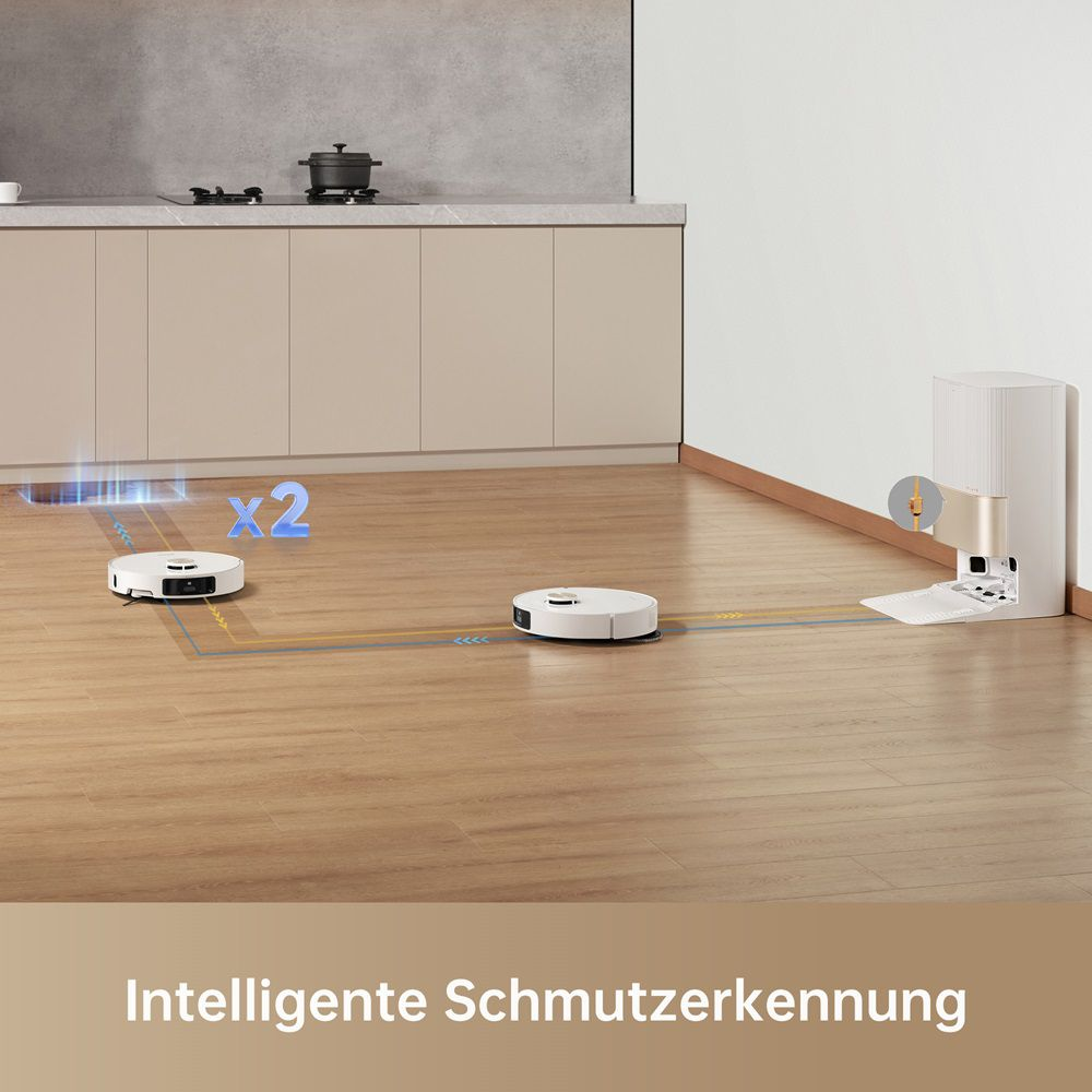 Due aspirapolvere robot puliscono un pavimento in legno. Una stazione di pulizia è a destra.