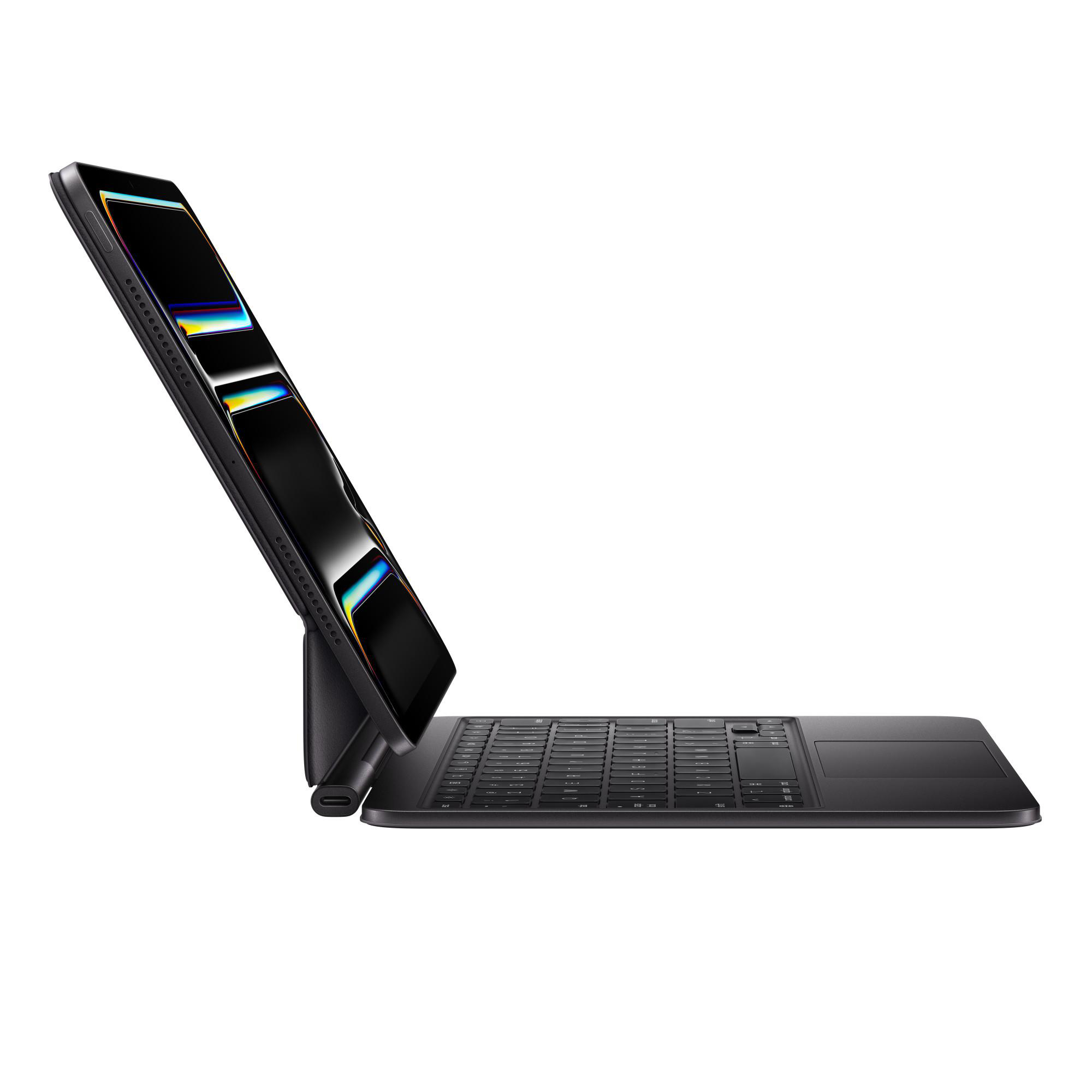 Schwarzes Tablet auf schwarzem Tastaturgehäuse, angewinkelt, weißer Hintergrund.