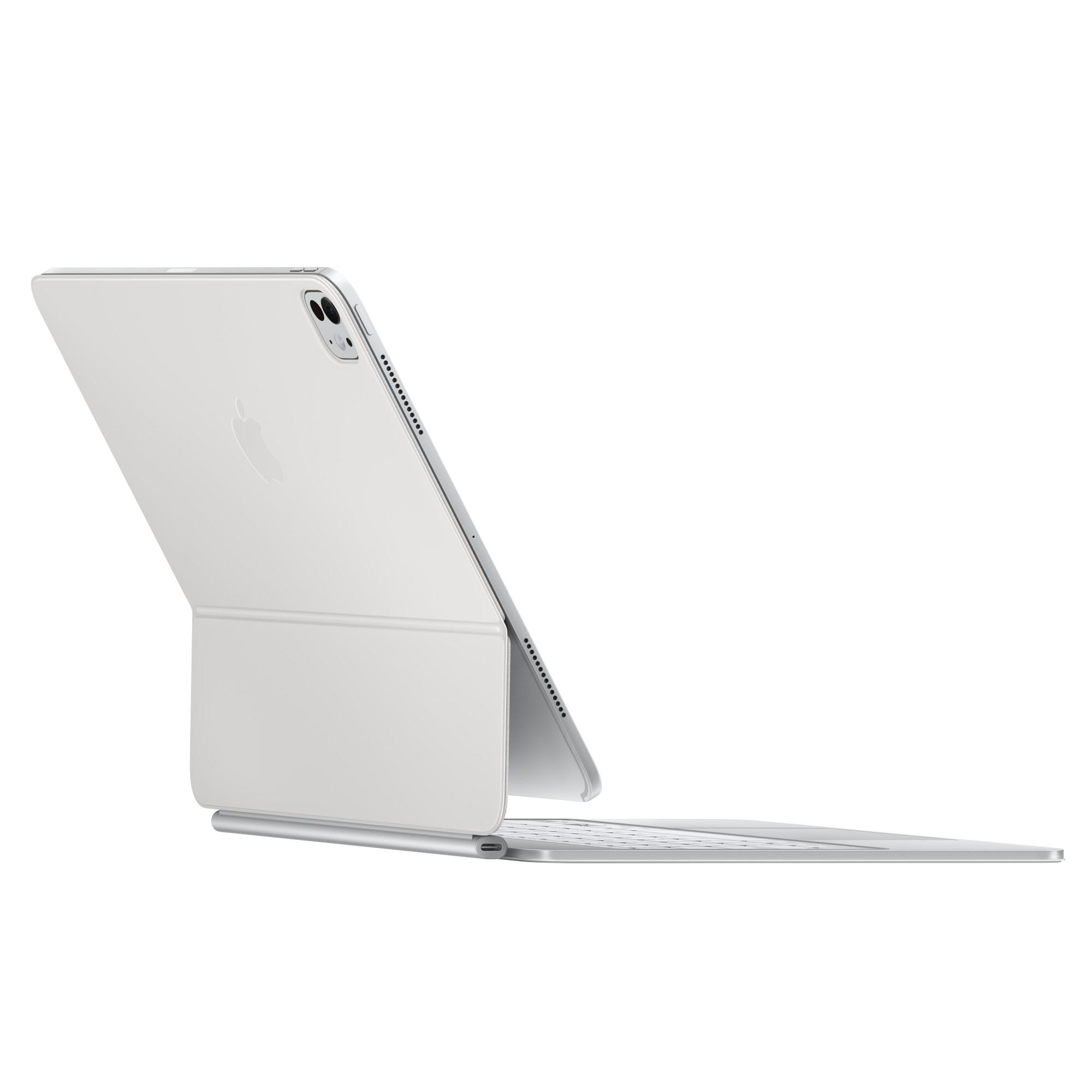 Silbernes iPad Pro mit Tastaturhülle, von der Seite gezeigt, leicht geöffnet auf weißem Hintergrund.