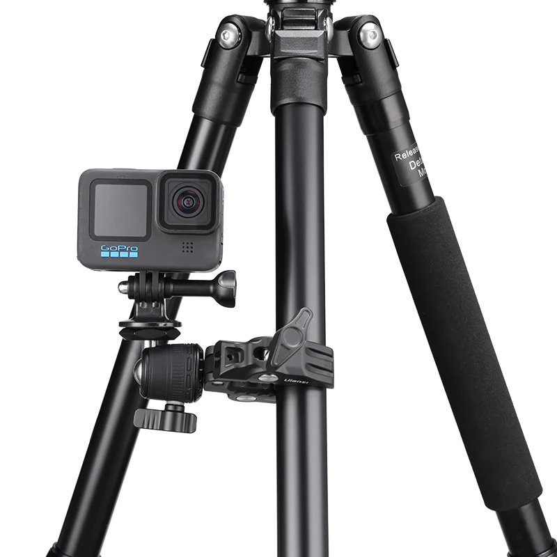 GoPro kamera egy fekete állványon. Az állvány fekete.