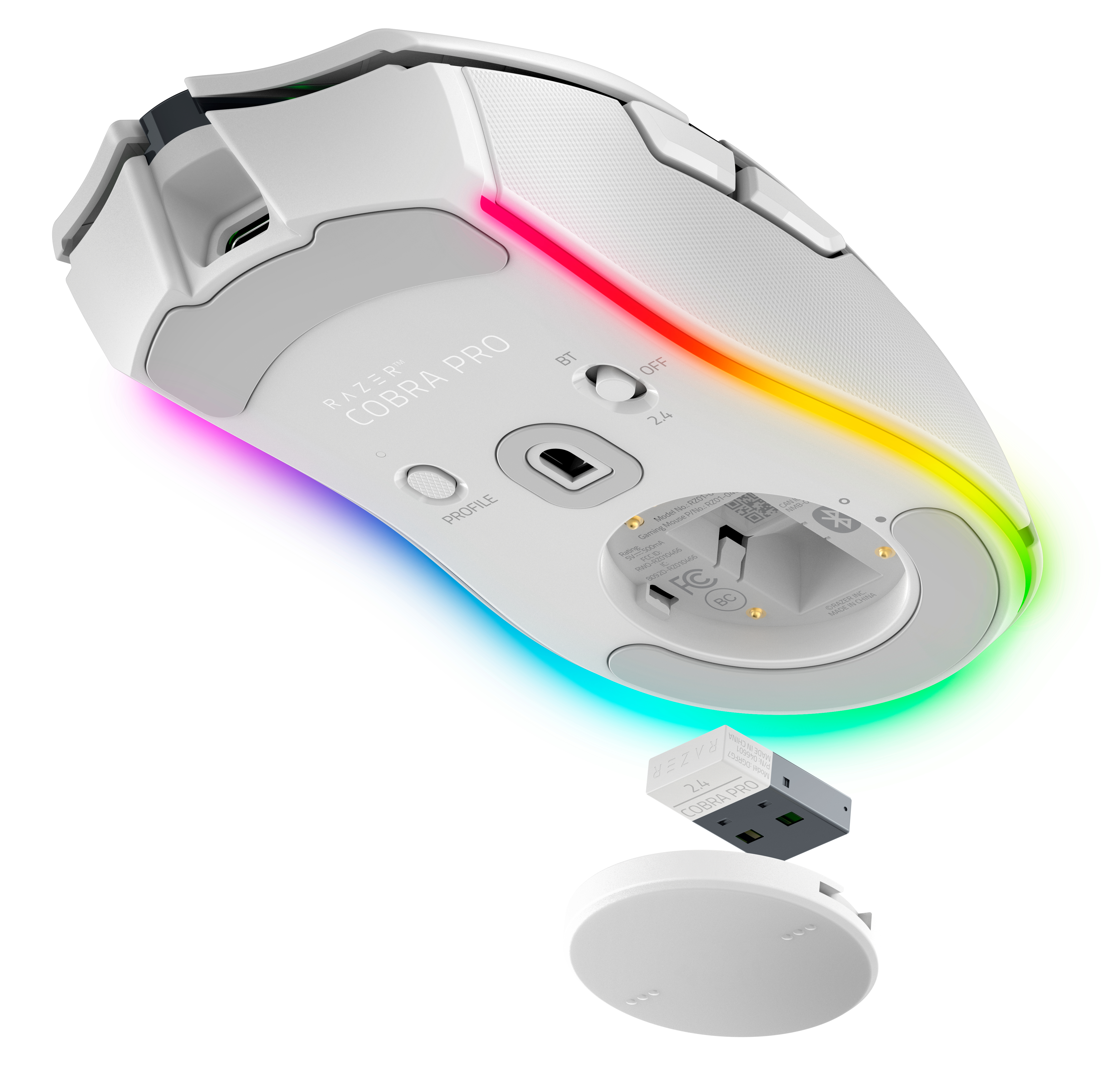 Weiße Gaming-Maus mit mehrfarbigen Lichtern. Getrennt: USB-Empfänger und Ladestation.