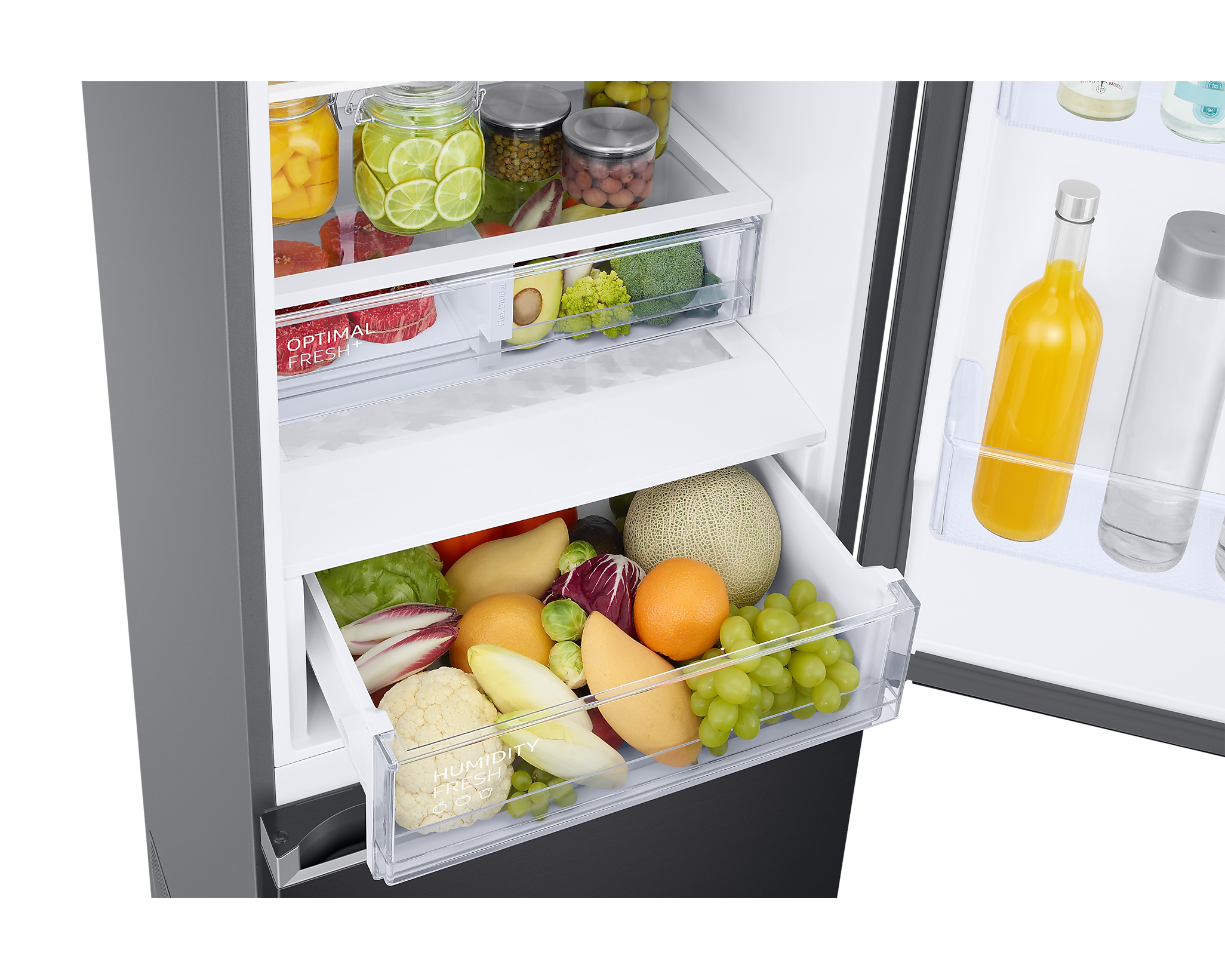 Ein Kühlschrank mit offenen Schubladen, gefüllt mit Produkten, einschließlich Obst, Gemüse und Gläsern vor grauem Hintergrund.