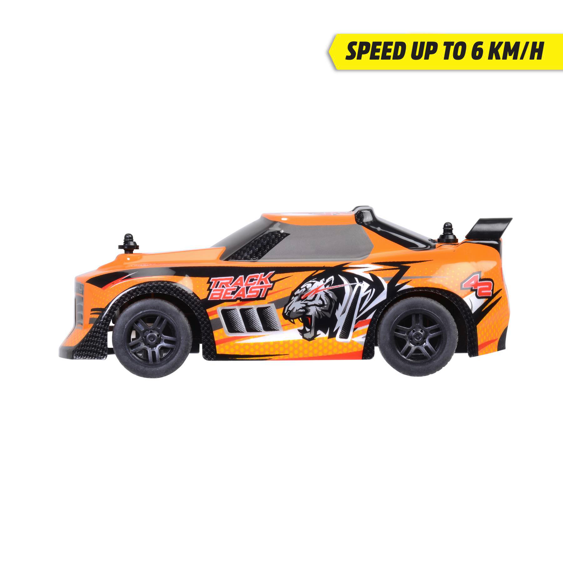 Ein orangefarbenes Spielzeug-Rennauto mit schwarzen Rädern und Tiger-Design. Text lautet 'TRACK BEAST' und 'SPEED UP TO 6 KM/H'.