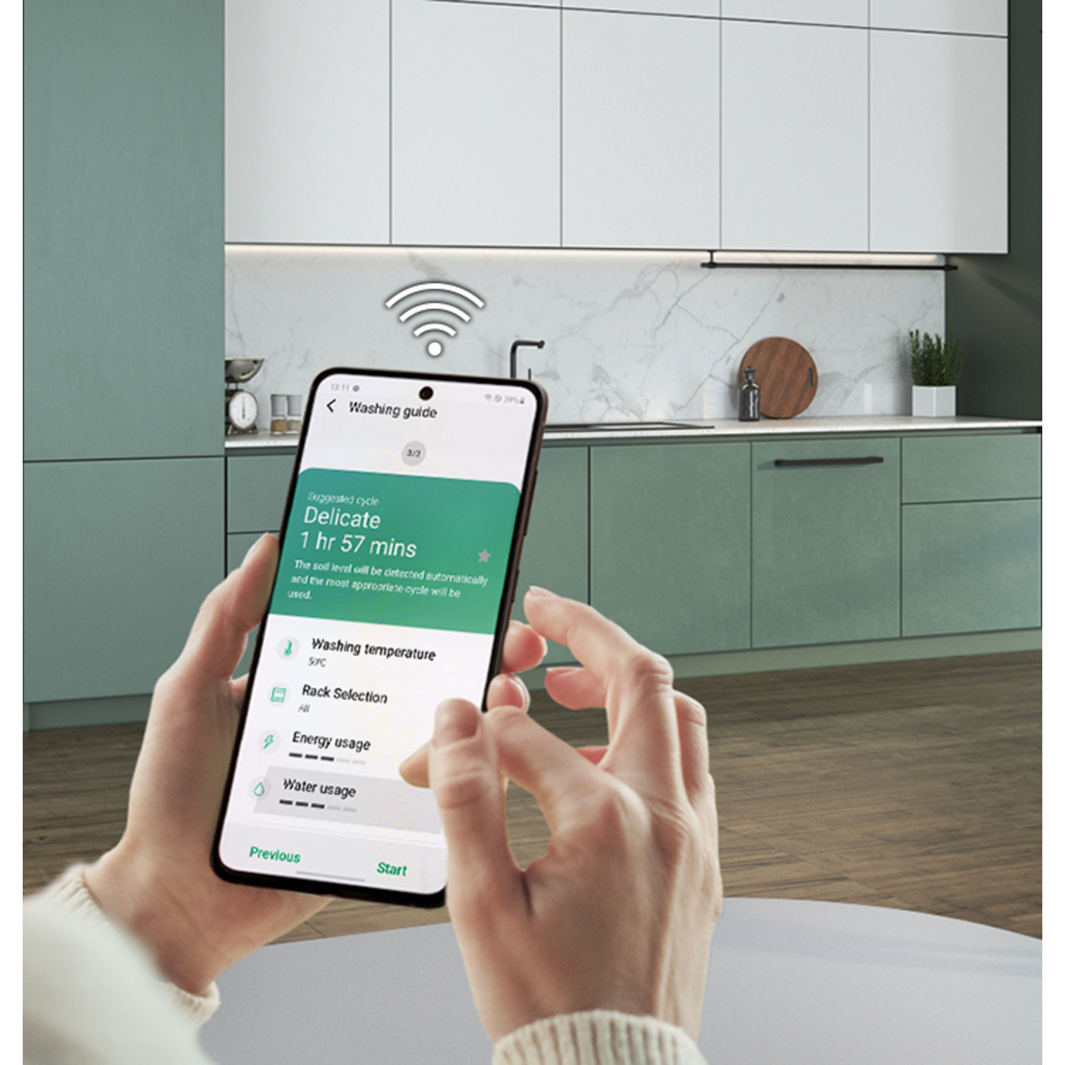 De hand van een persoon die een smartphone vasthoudt met een wasgids-app open.