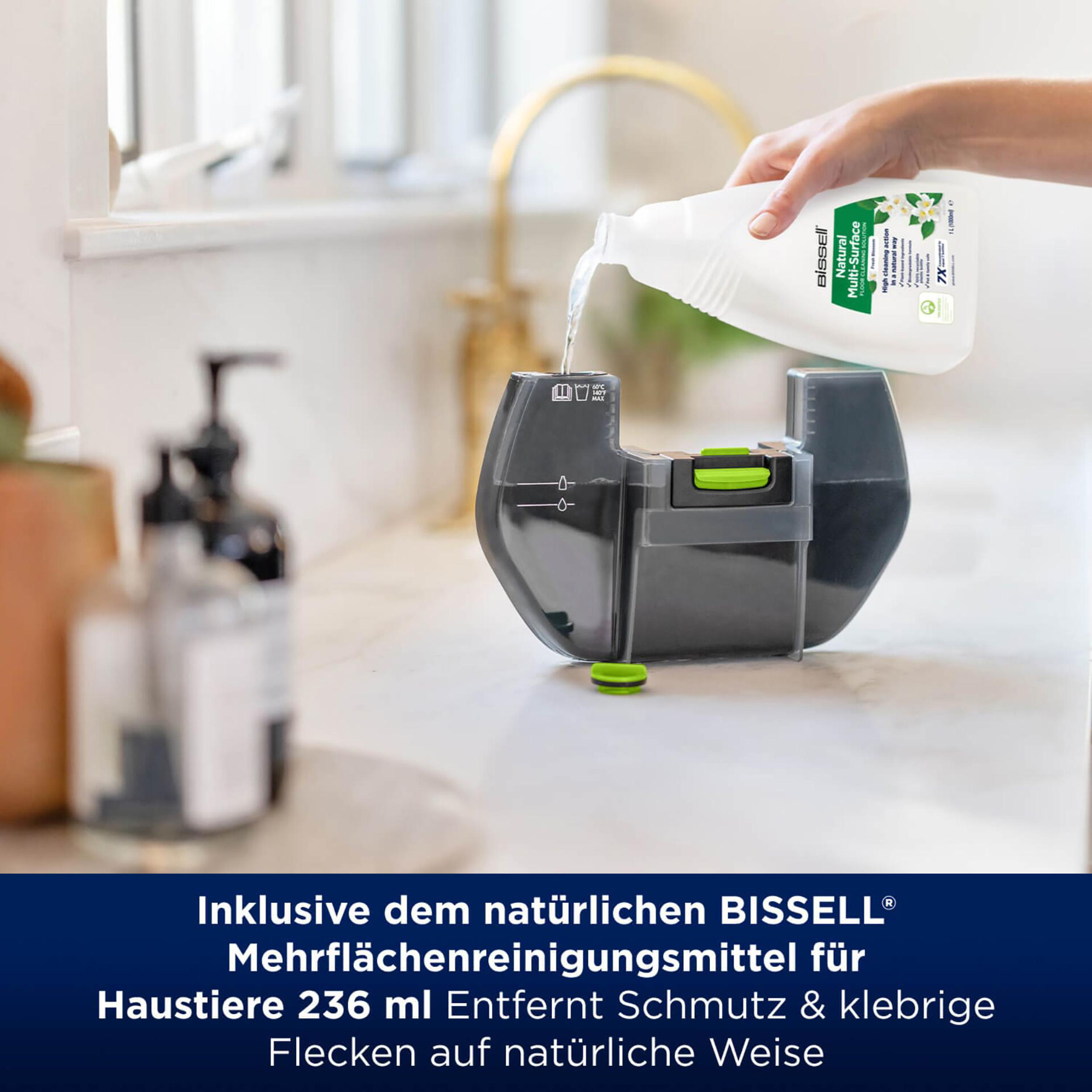Person gießt Reinigungslösung in einen Bissell Reinigungsmaschinenspeicher.