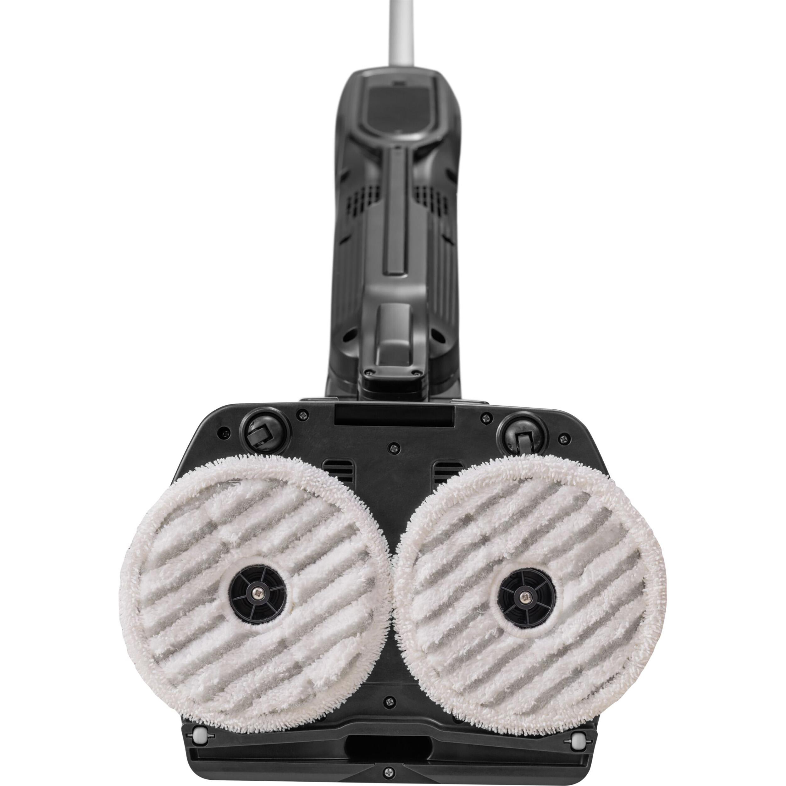 Die Unterseite einer schwarzen Bodenreinigungsmaschine mit zwei weißen Reinigungspads.