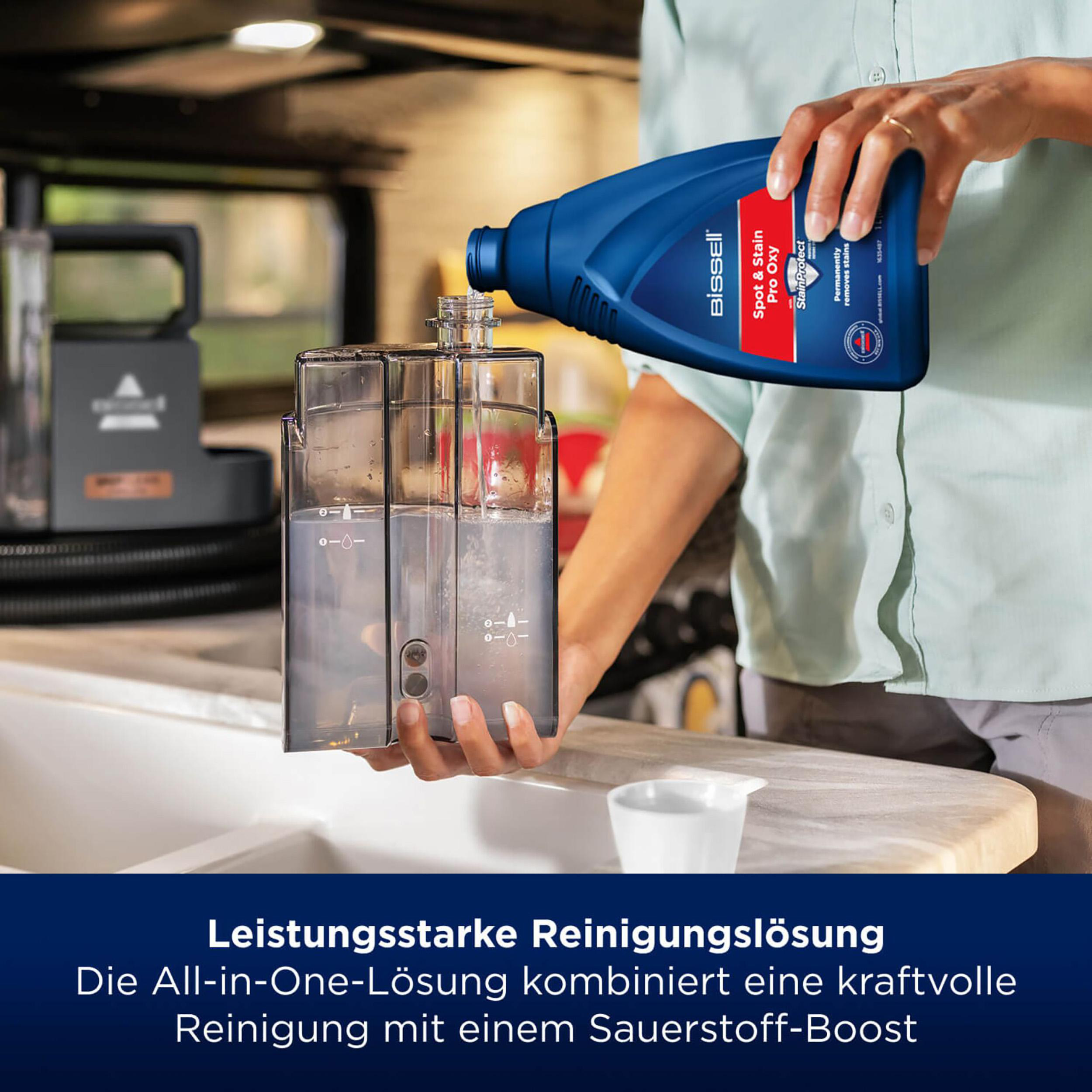 Person gießt blaue Flüssigkeit aus einer Flasche in ein Reinigungsgerät. Text über Reinigungslösung.