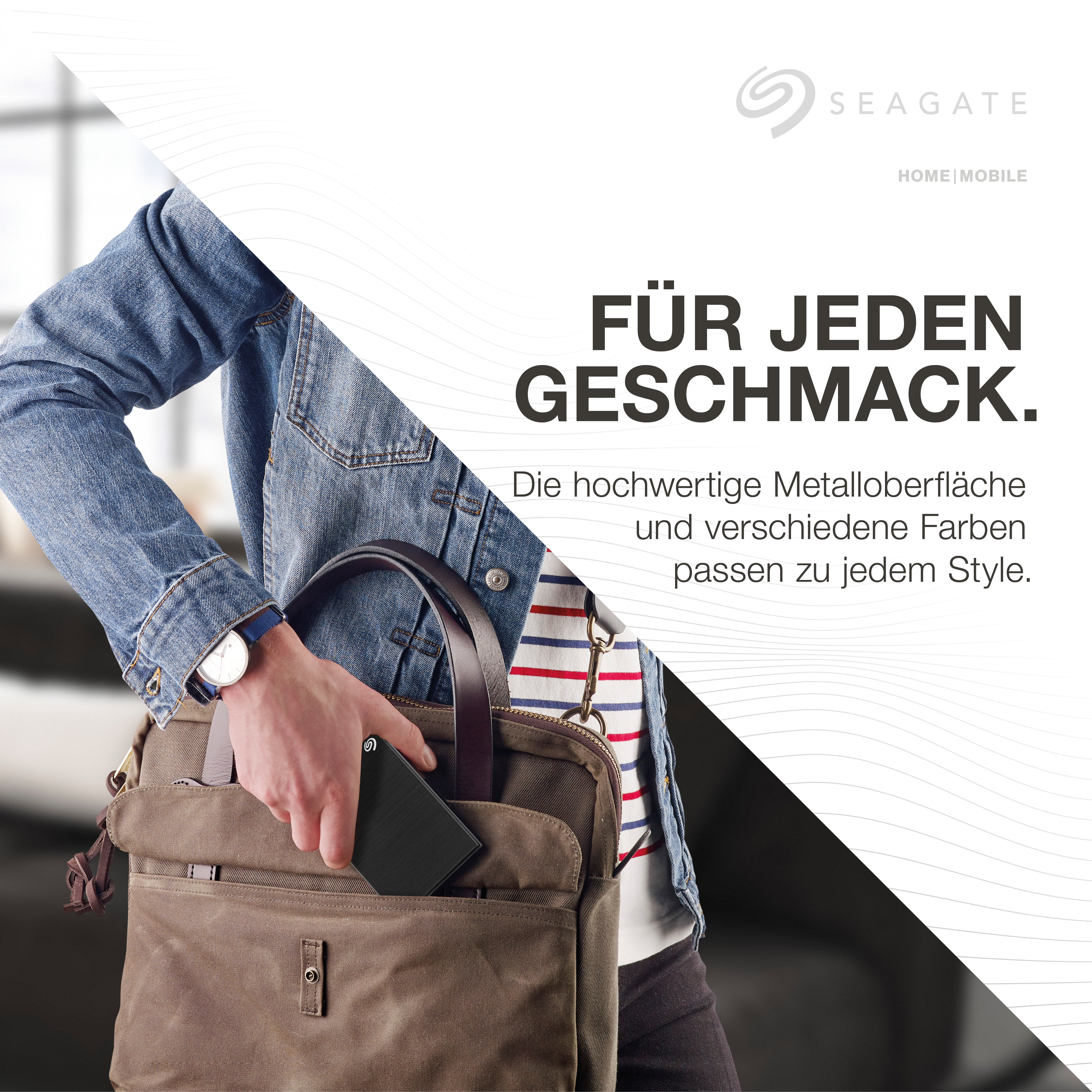 Person hält eine schwarze Festplatte in einer braunen Tasche. Text: 'Für jeden Geschmack'.