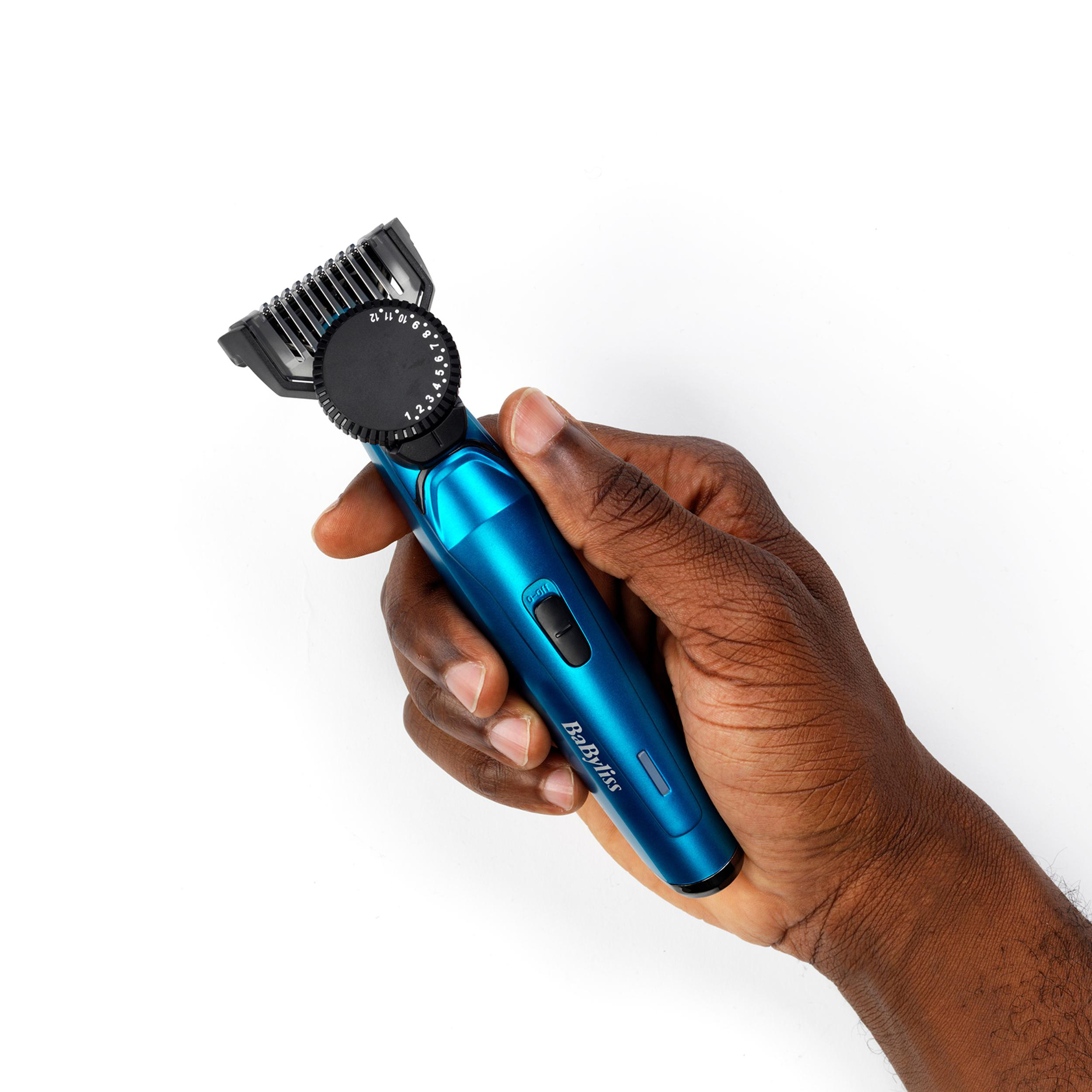 Eine Hand, die einen blauen Babyliss-Trimmer hält, weißer Hintergrund.