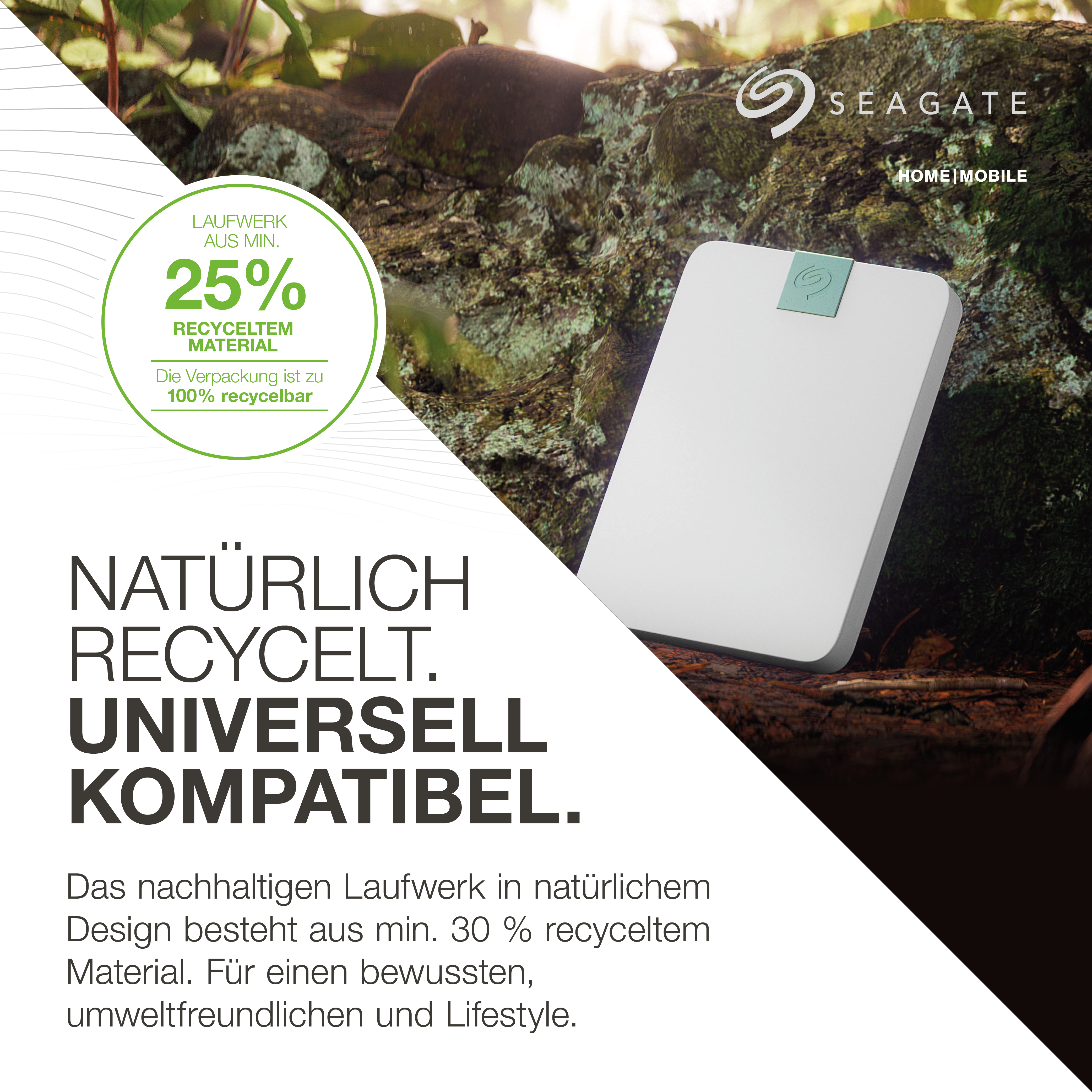 Weiße externe Festplatte auf einem Baumstamm, umgeben von grünem Laub. Text über recyceltes Material.