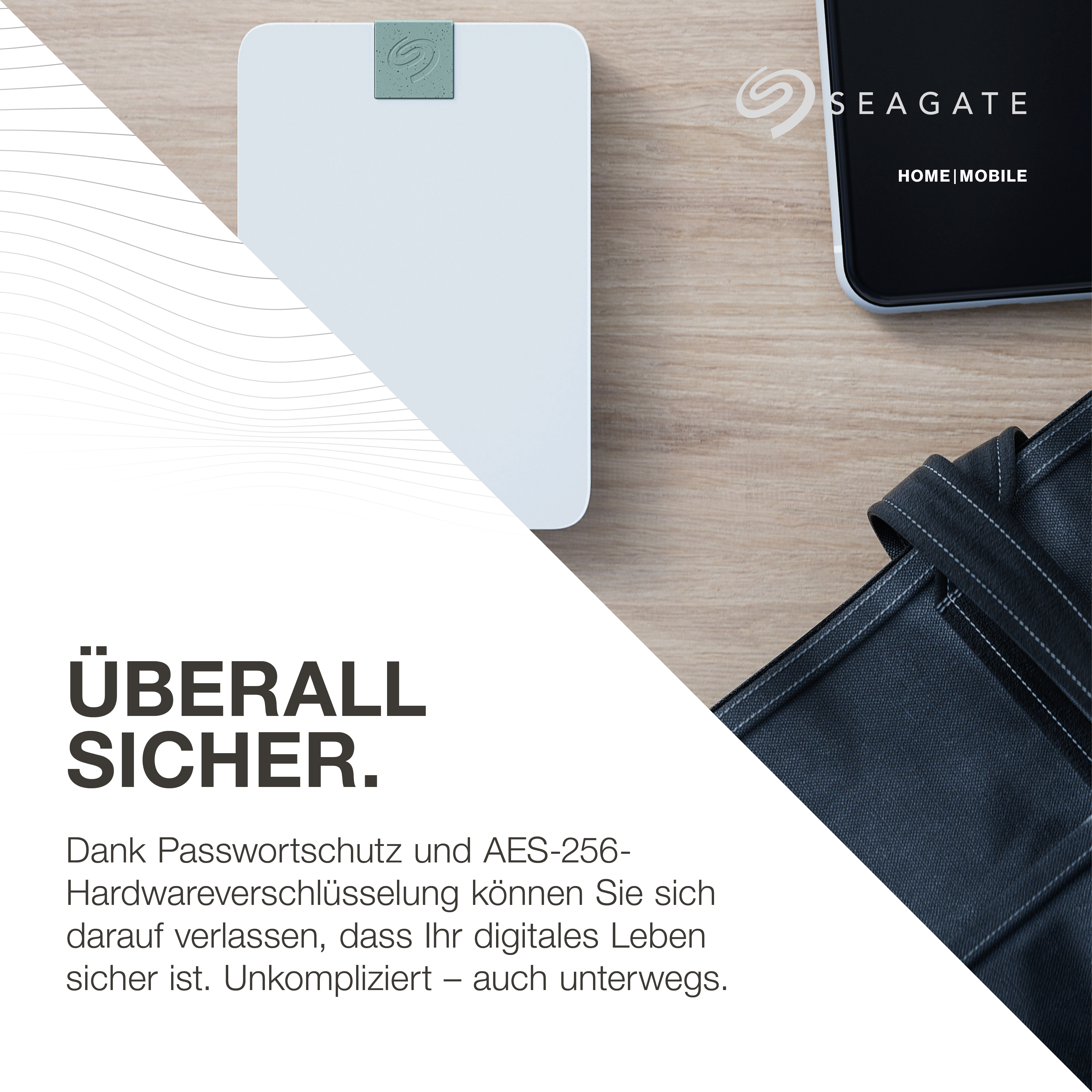 Weiße Festplatte mit grünem Logo, Text: 'ÜBERALL SICHER.' und Text darunter auf Deutsch.