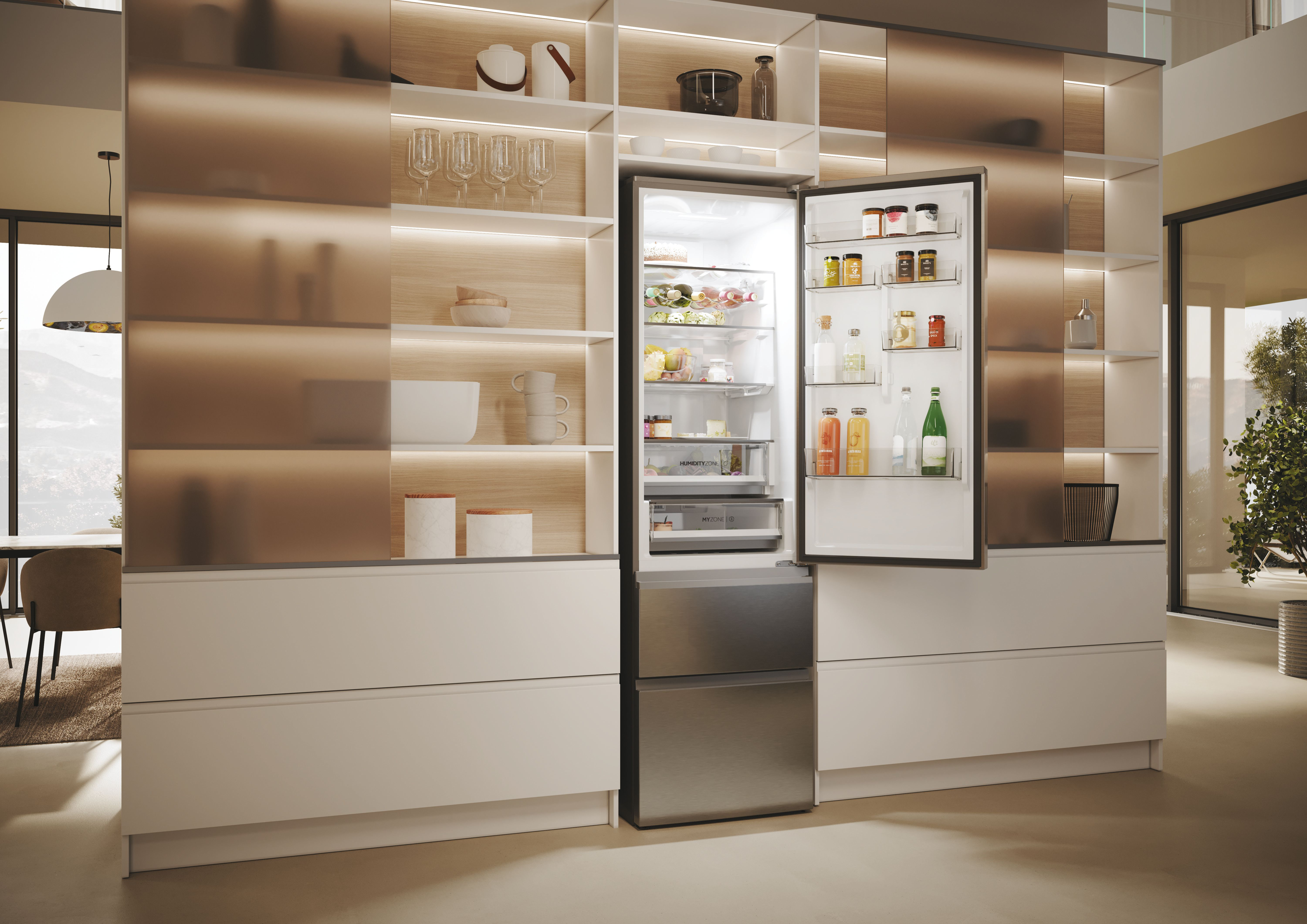 Una cocina moderna con un refrigerador abierto, mostrando alimentos y estantes.