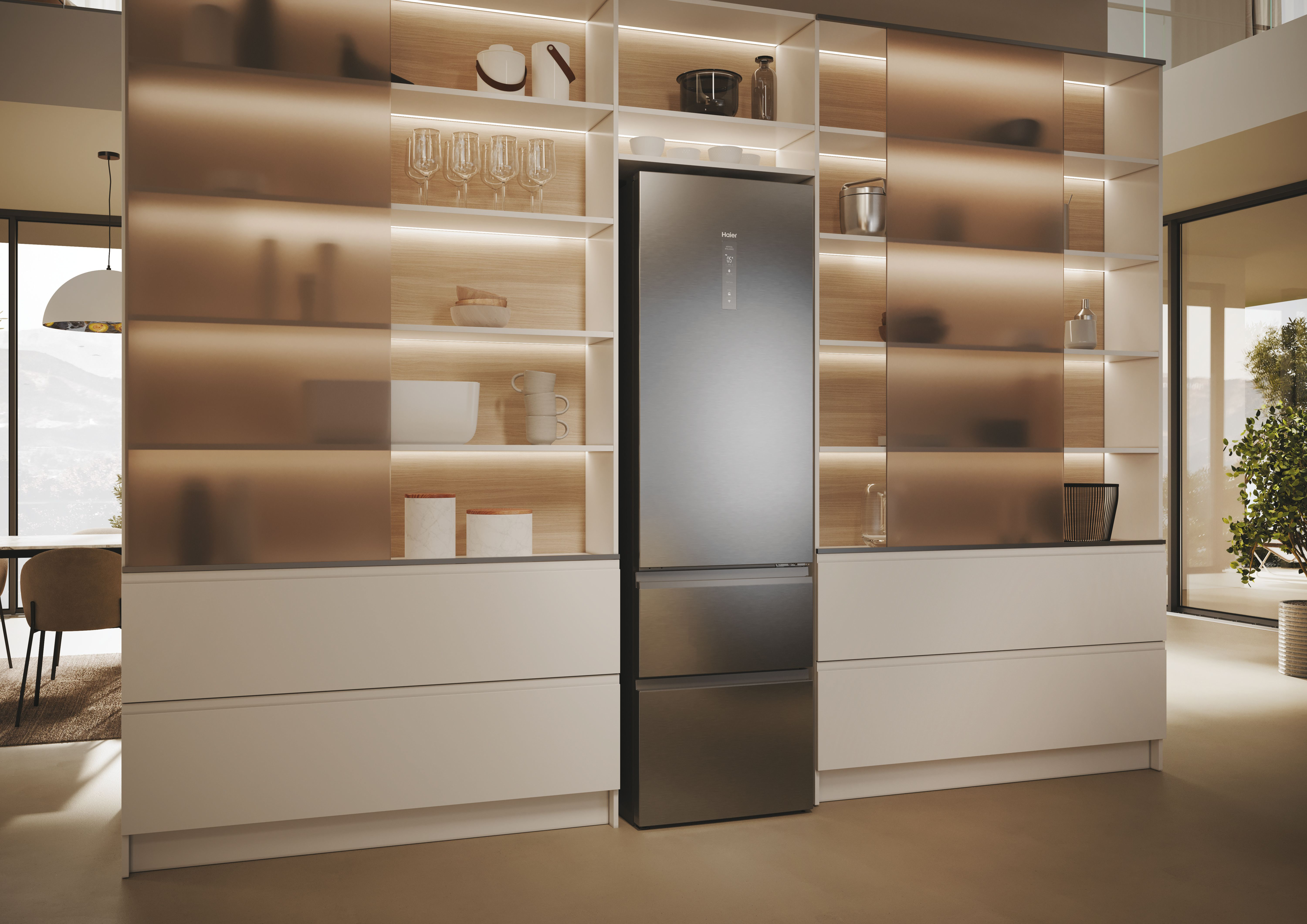 Refrigerador moderno en una habitación con estantes y luces.